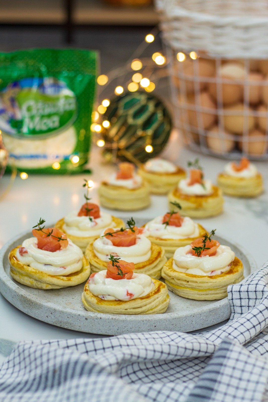 Baskets with cheese and smoked salmon