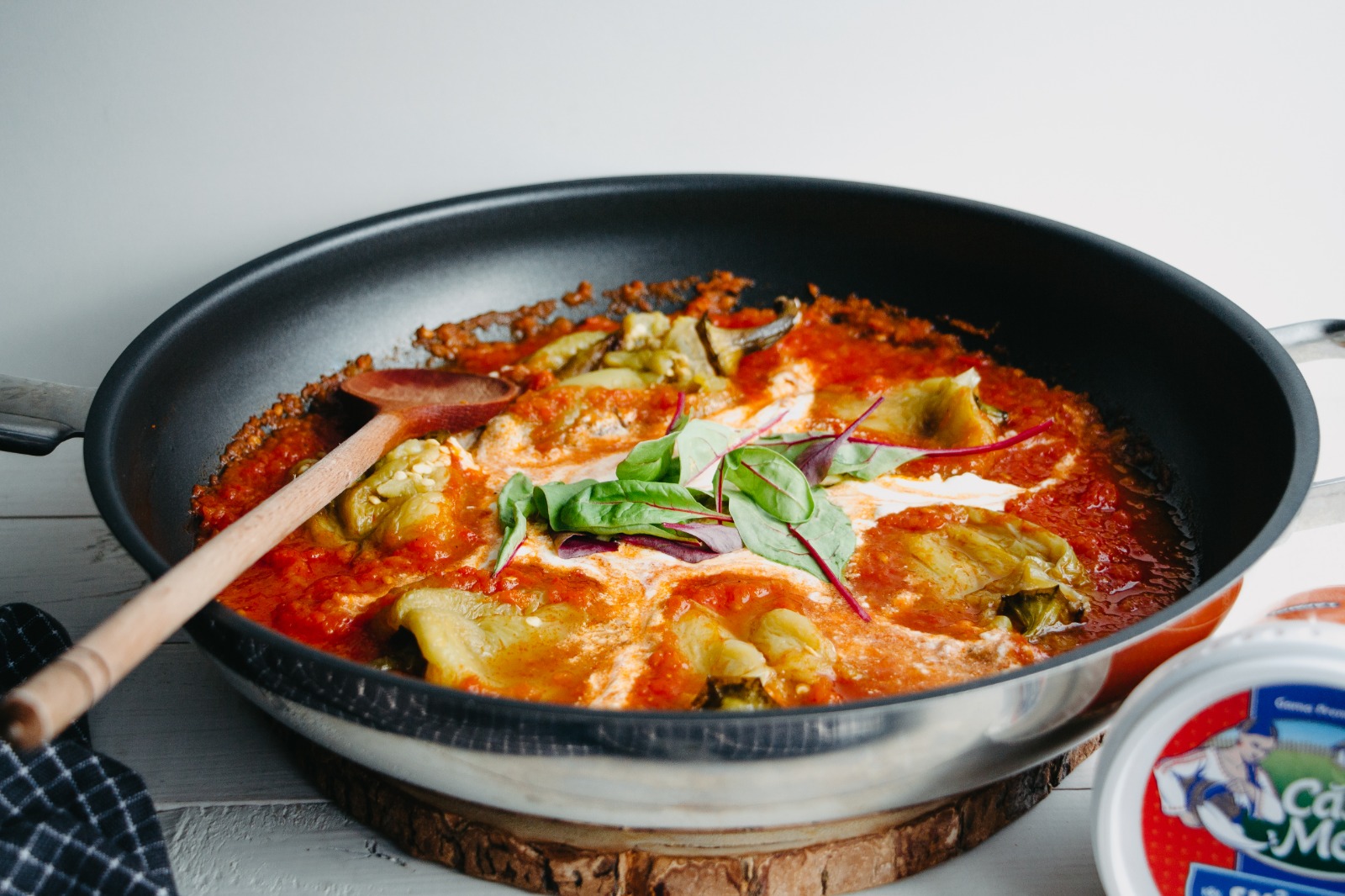 Перец запеченный с творогом и сметаной