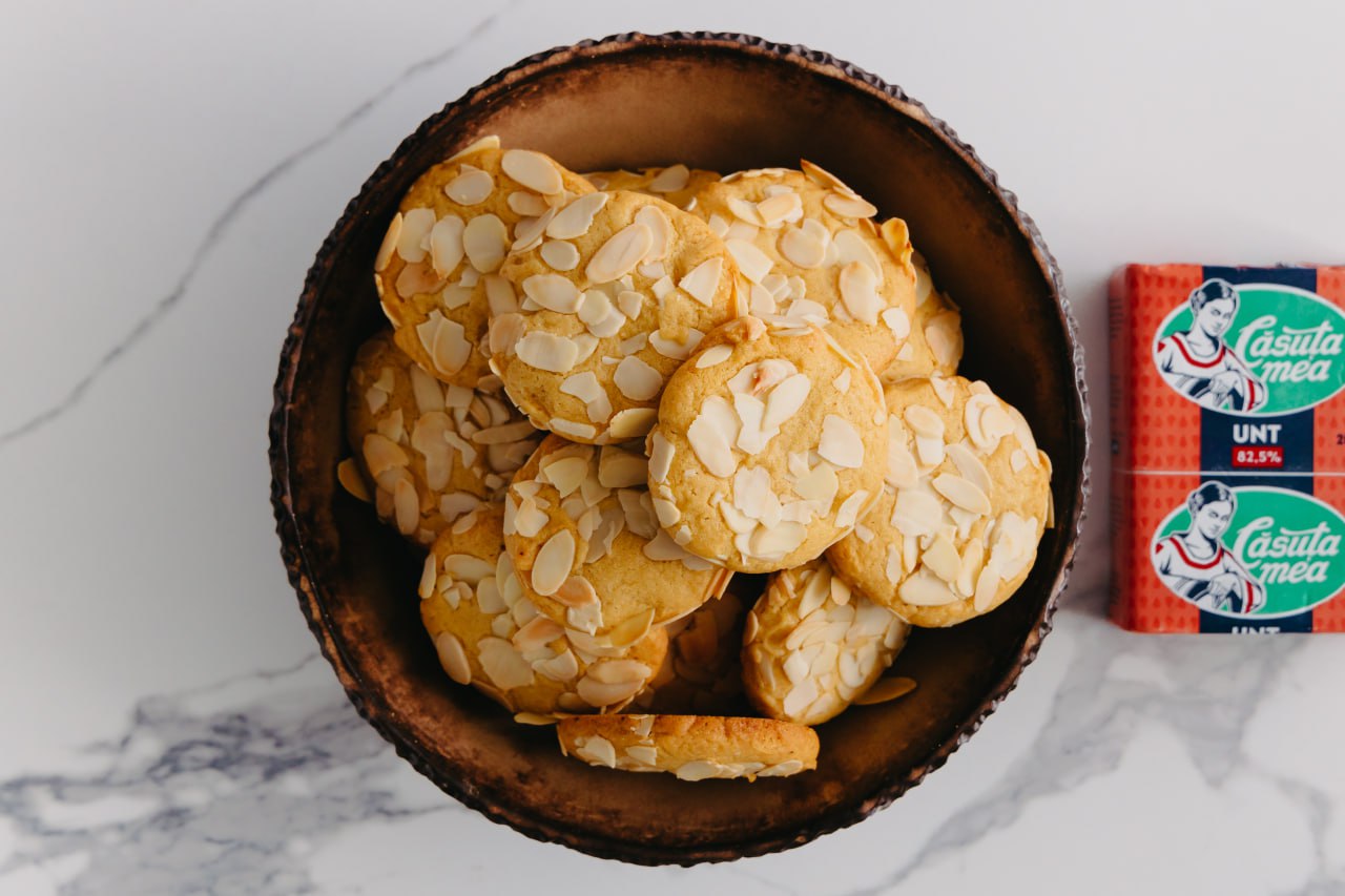 Biscuits with walnuts & wicker