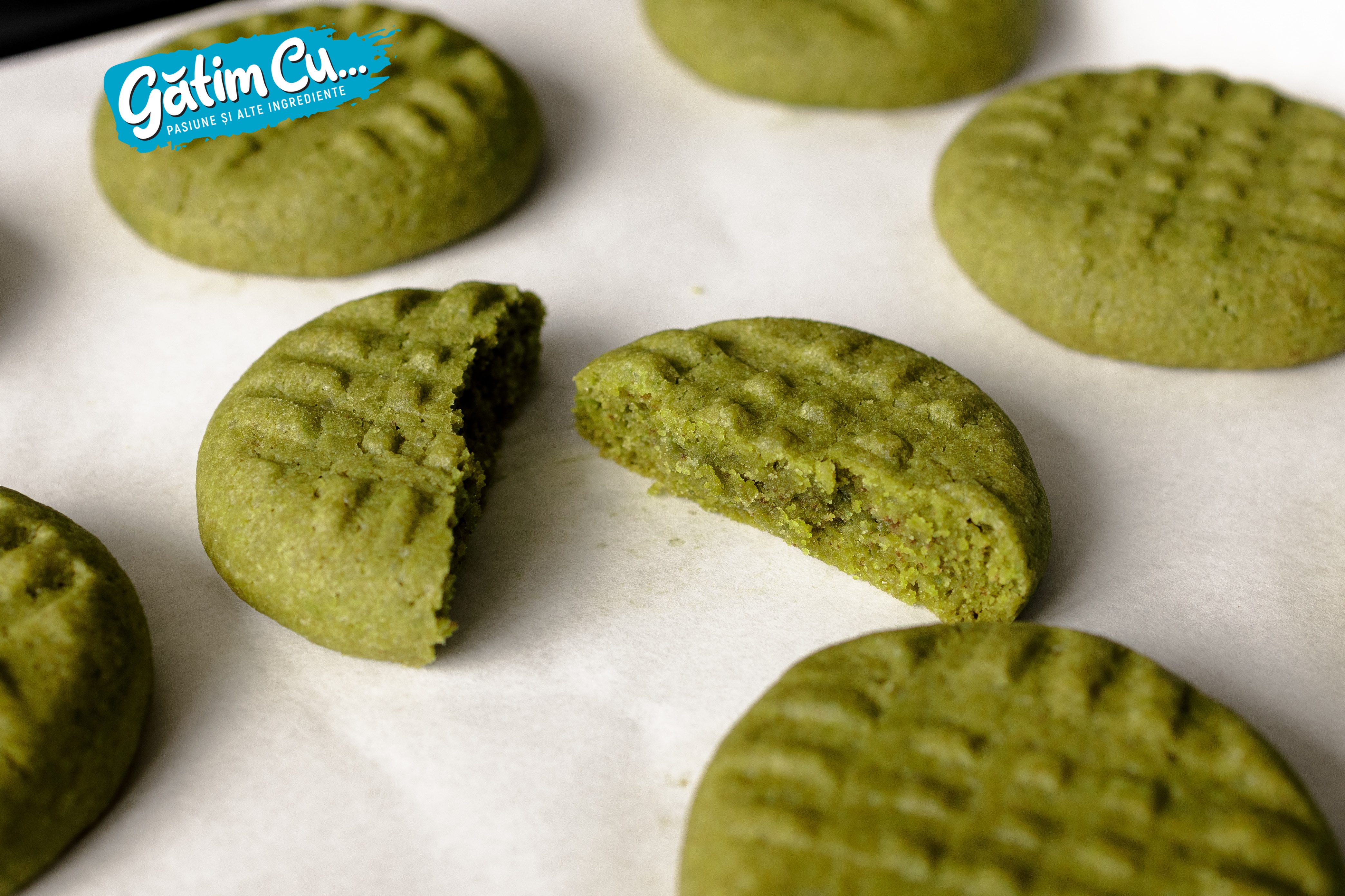 Печенье с маслом и чаем матча