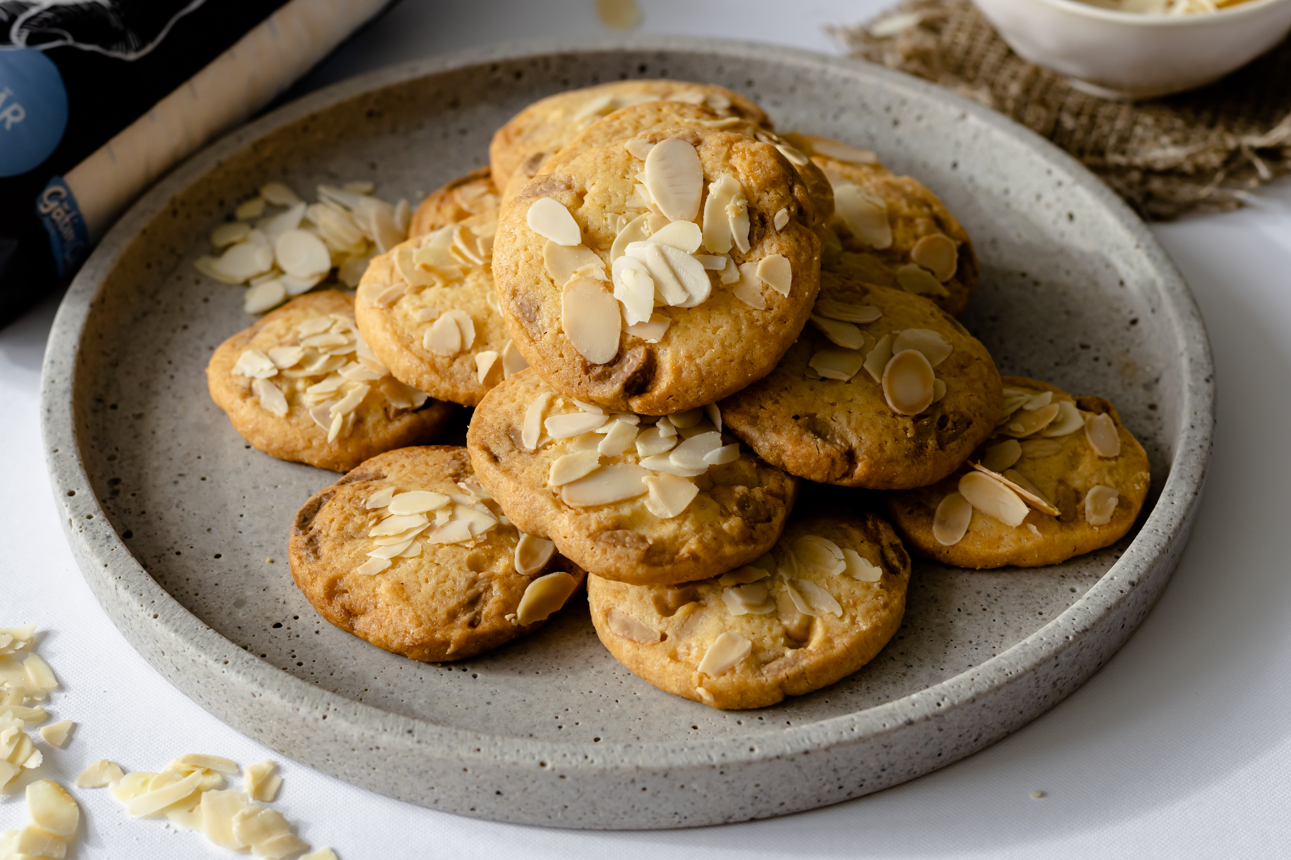 Вкусное печенье с шоколадом и орехами.