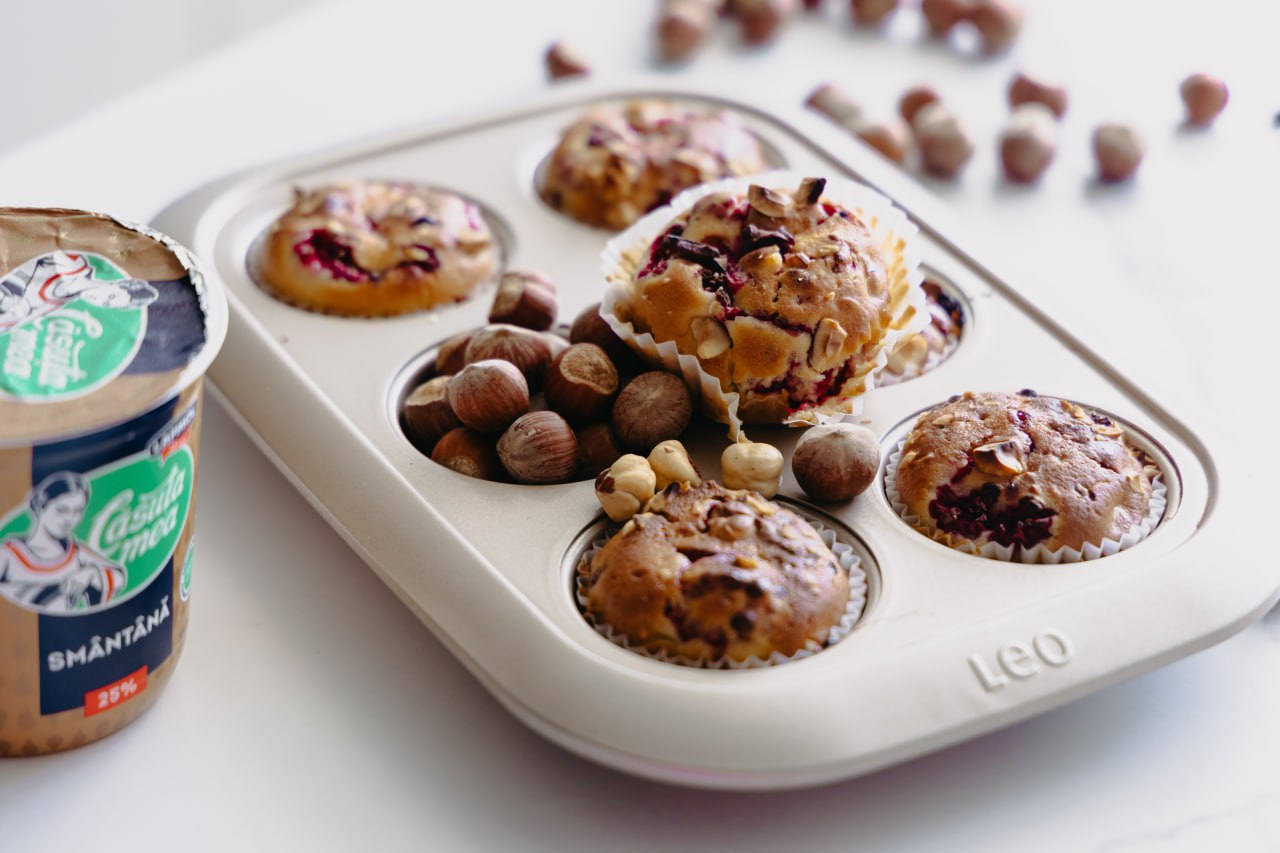 Кексы с малиной и лесными орехами