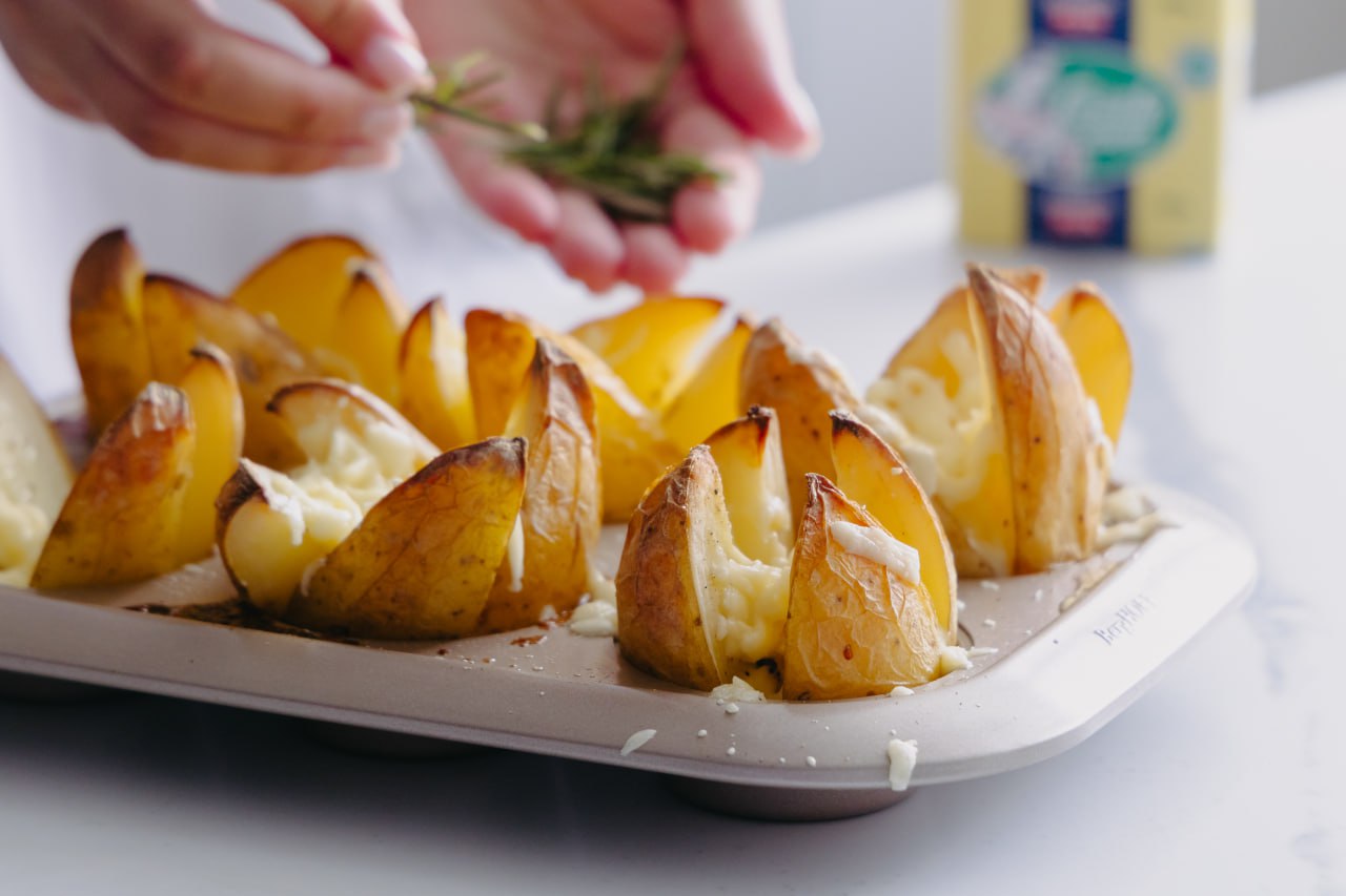 Картофель с мозареллой и чесноком