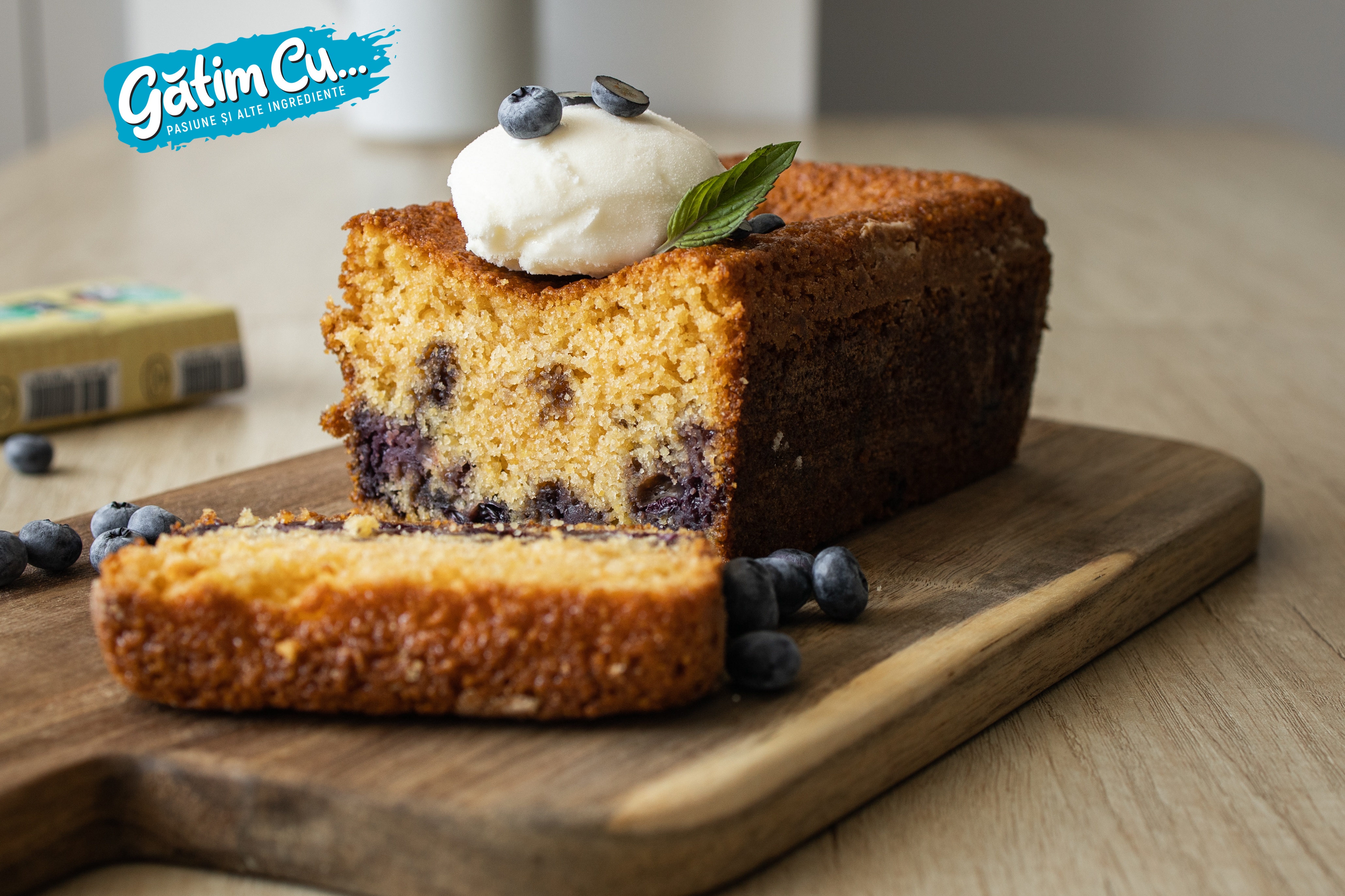 Кекс с кукурузной мукой и черникой