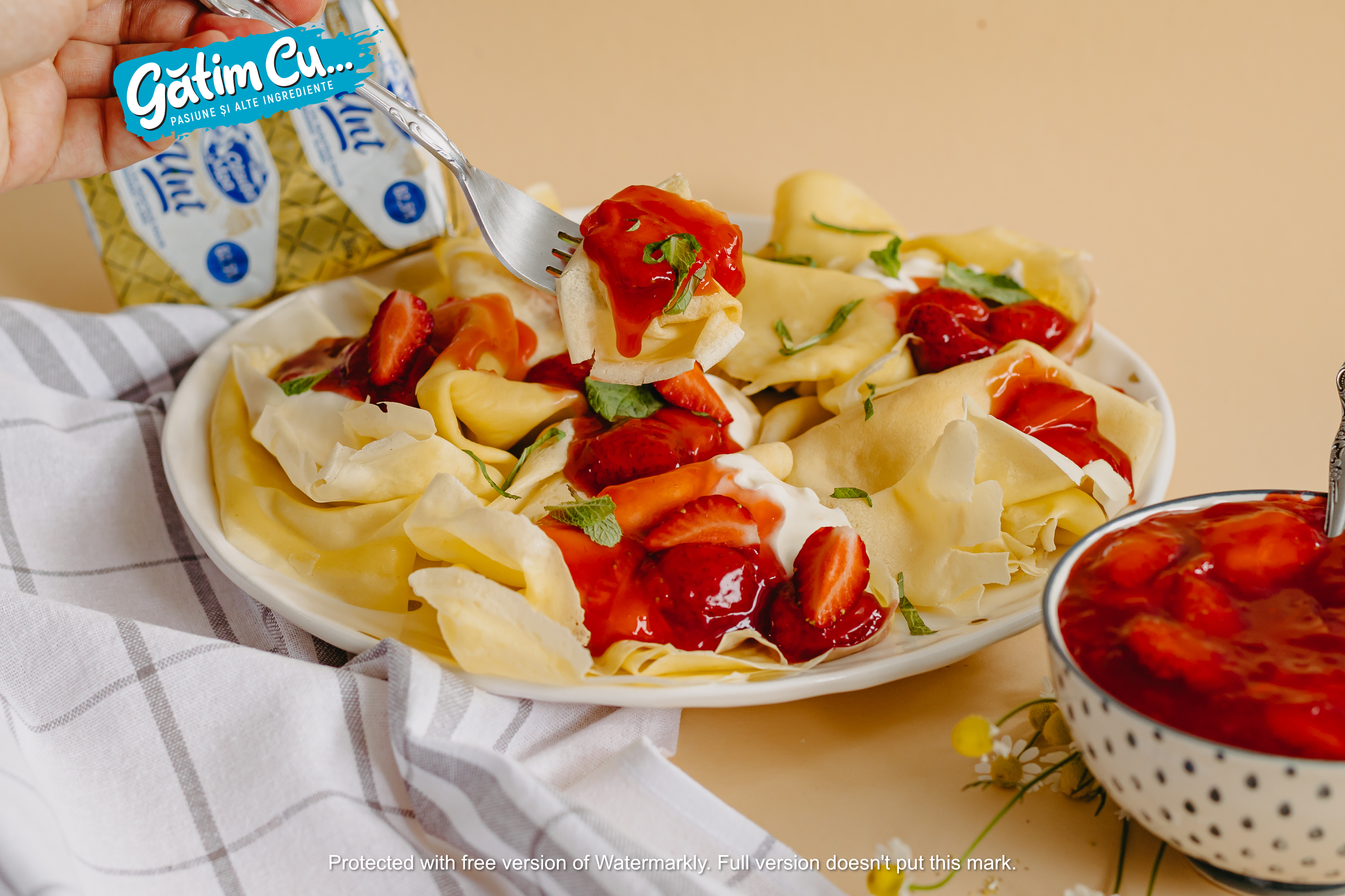 Блинчики с клубничным соусом