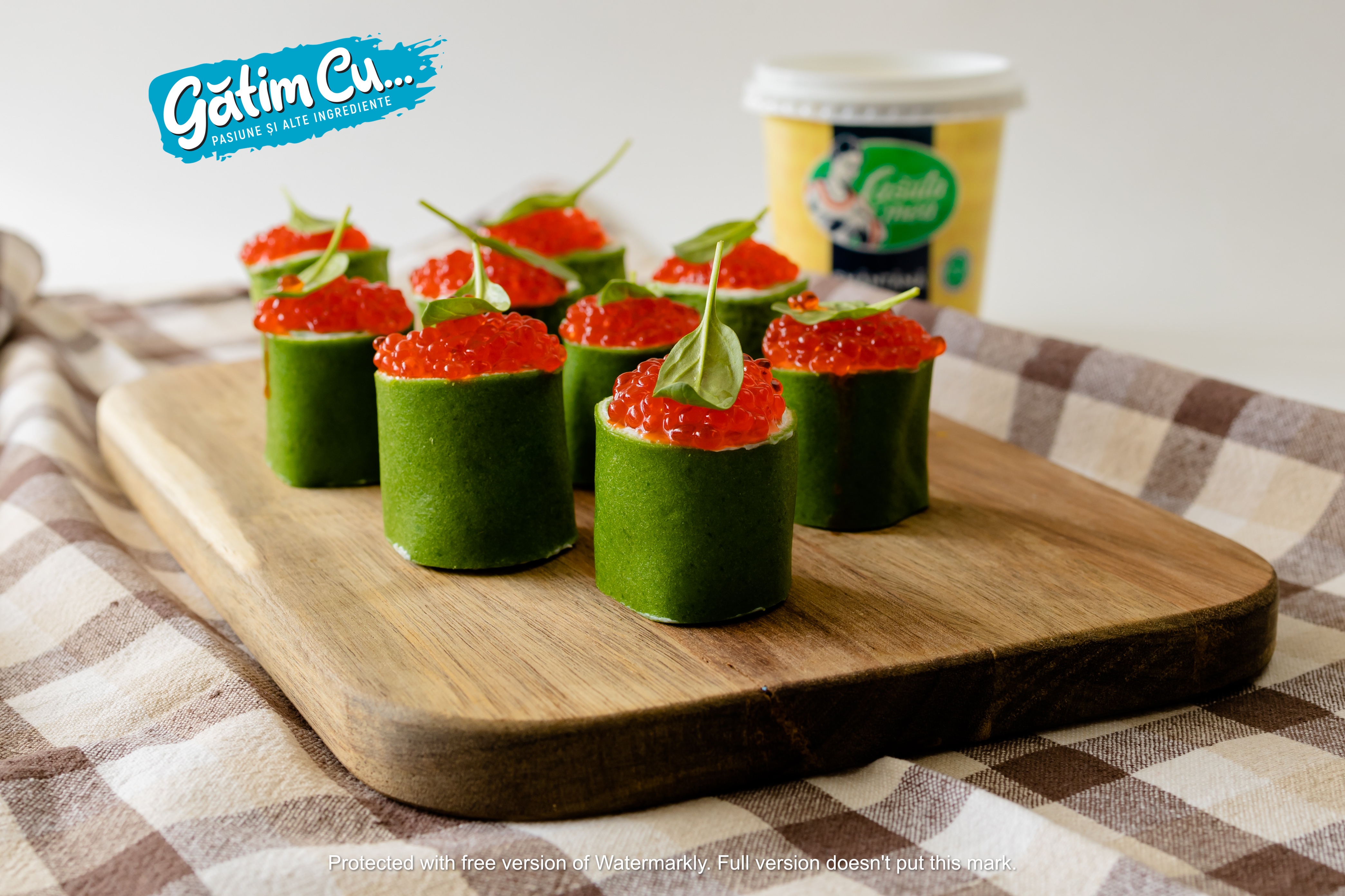 Блины с шпинатом и красной икрой