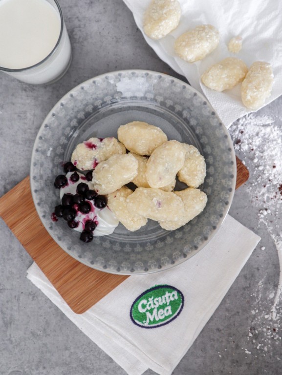 «Ленивые» вареники со смородиной