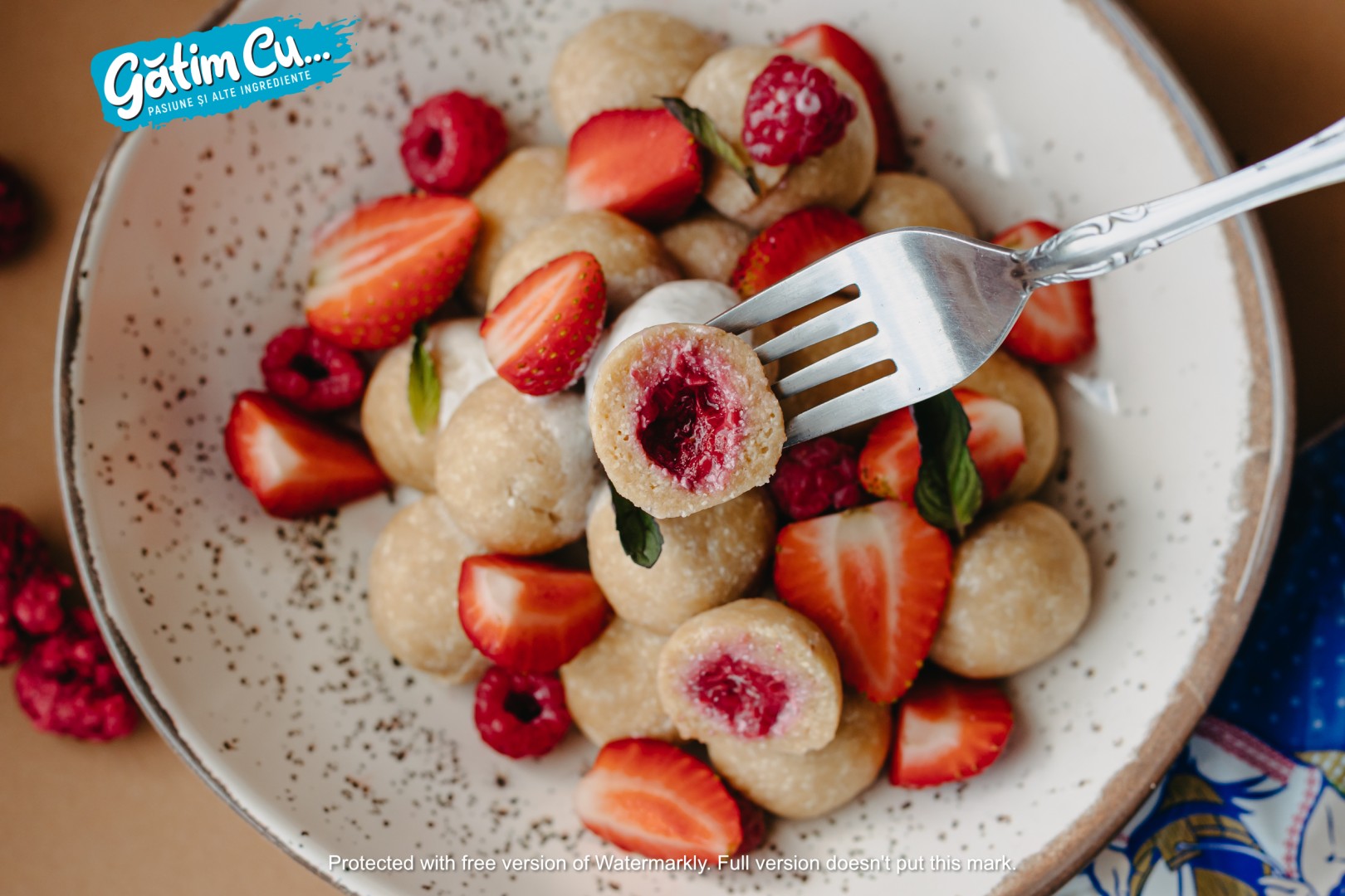 Lazy dumplings with raspberry