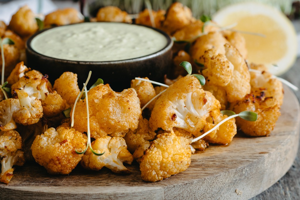 Жареная цветная капуста со сливочным соусом и карри