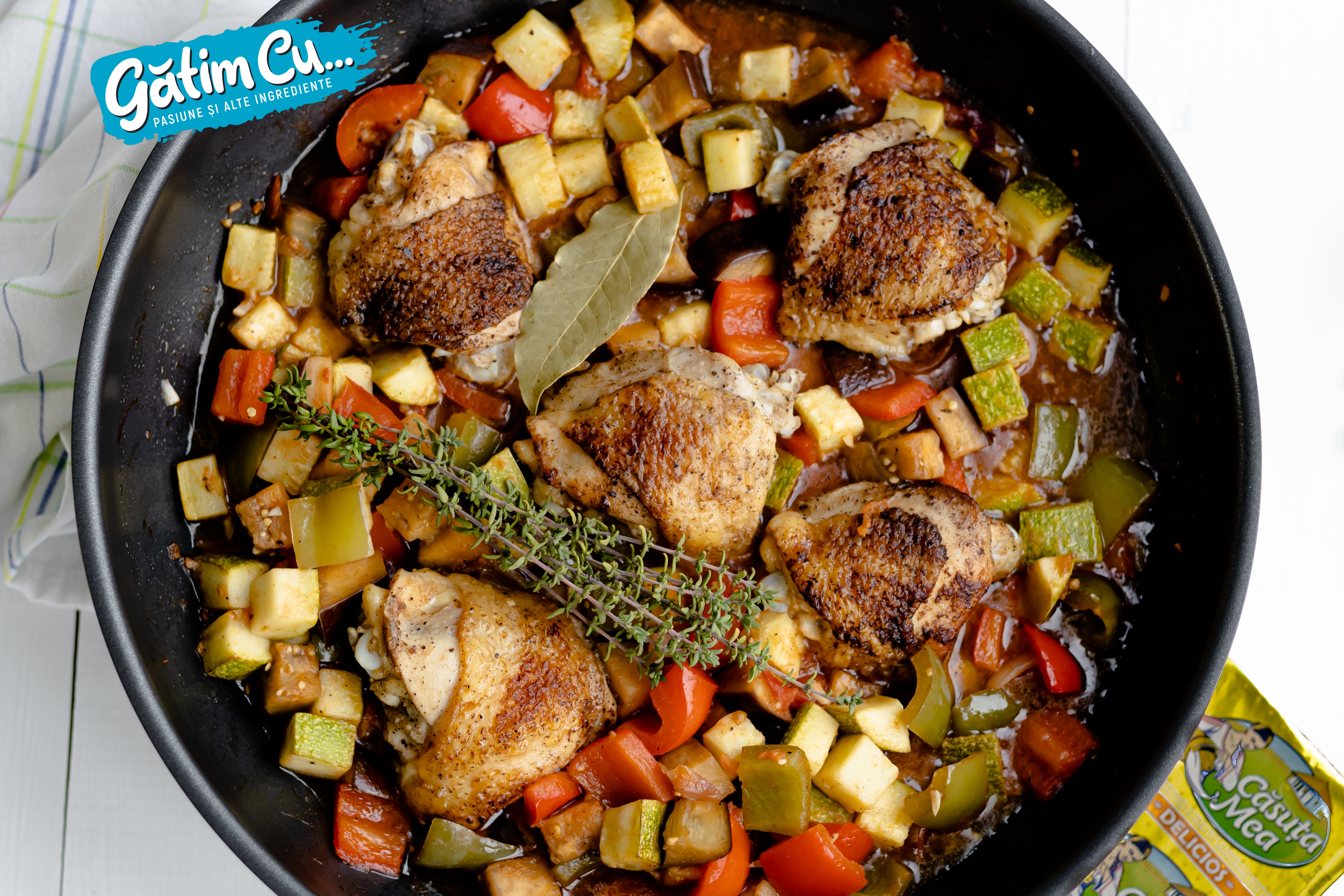 Куриные бедра с тушеными овощами