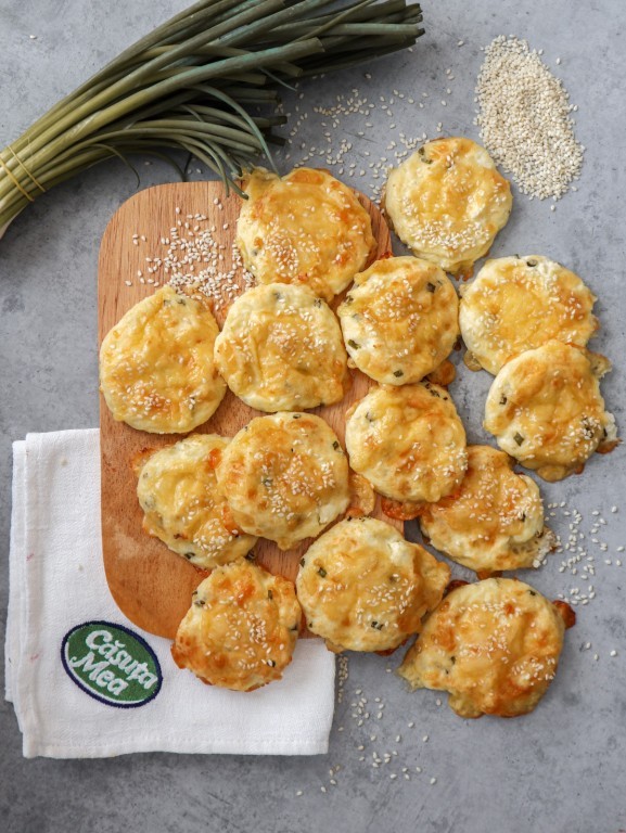 Несладкая выпечка с творогом, большим количеством сыра и зеленью