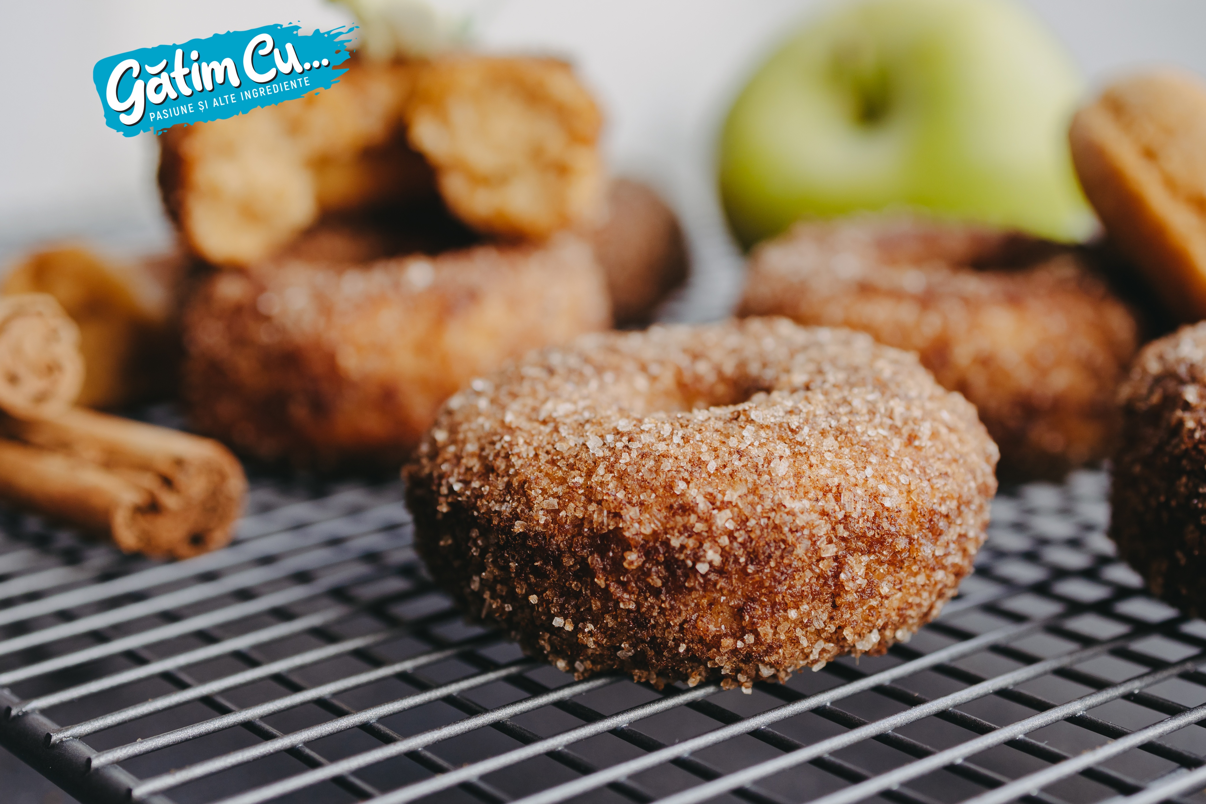 Крендели с яблоками и корицей