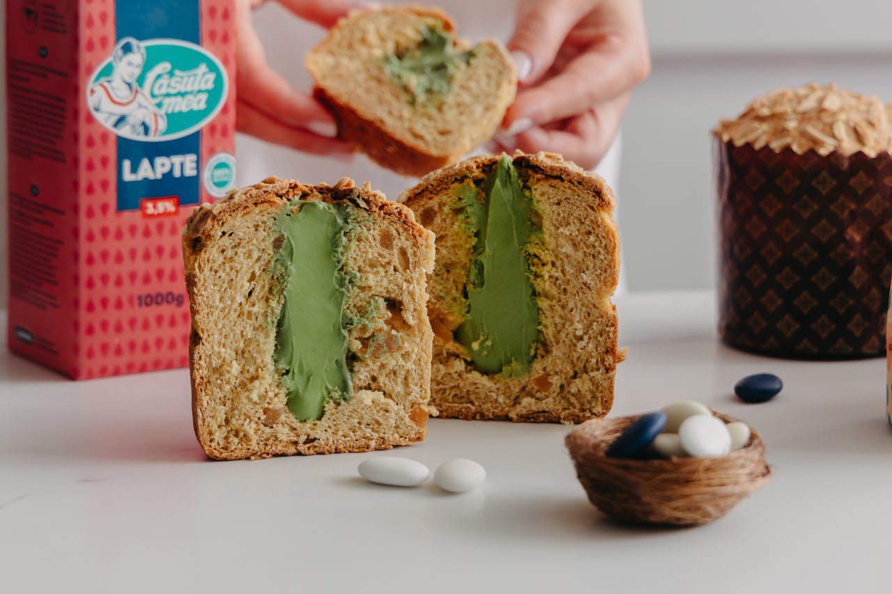 Императорский козонак с цукатами и кремом из фисташек.