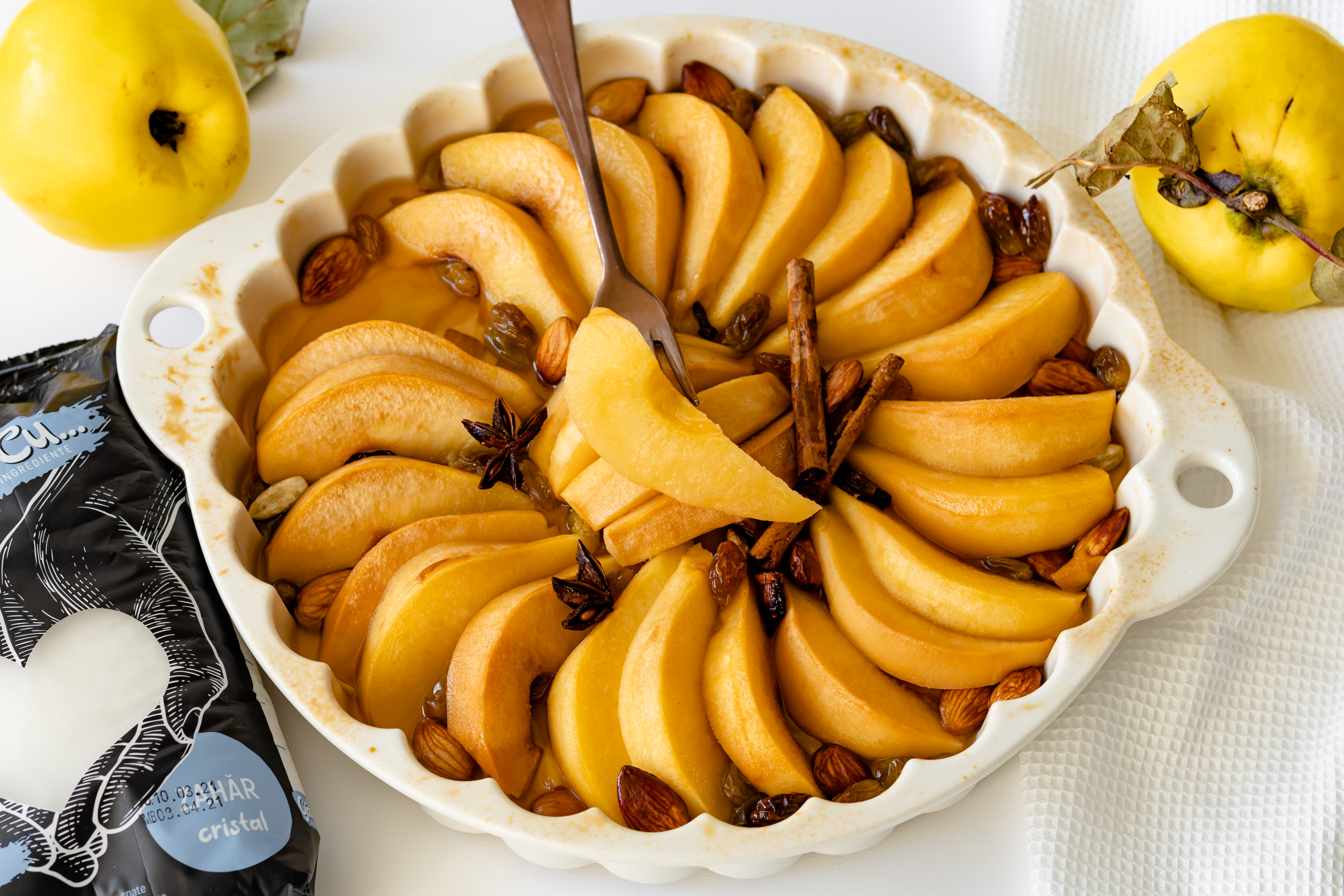 Десерт из айвы и белого вина