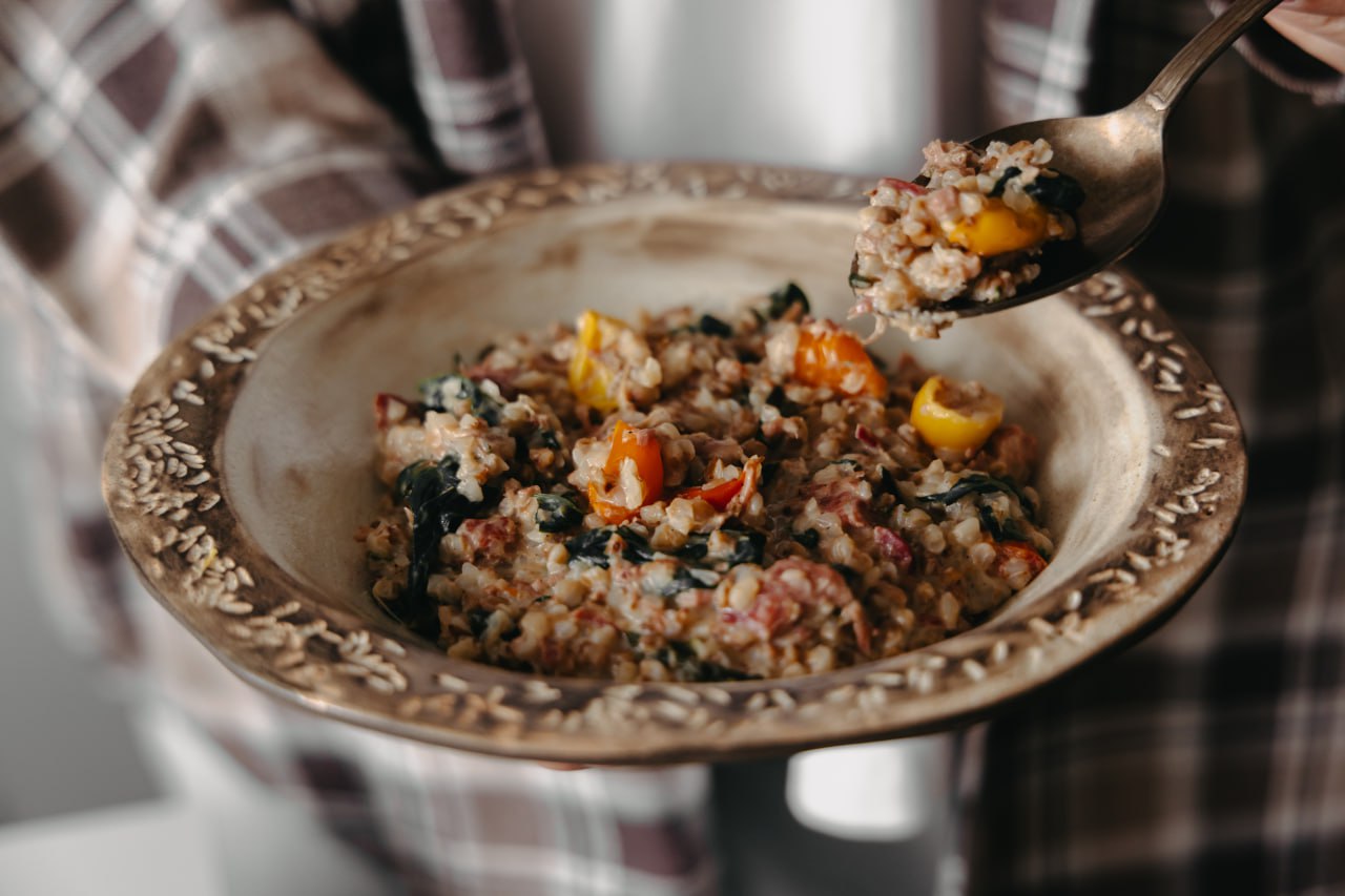 Гречка с тушенной свининой и шпинатом