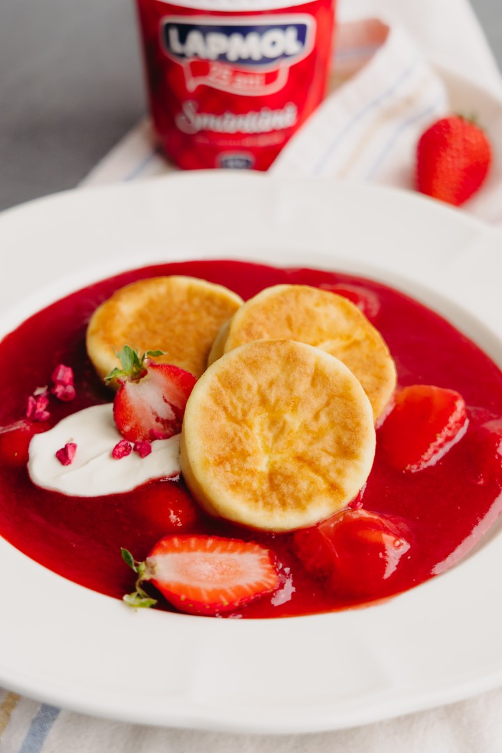 Papanași perfecți cu sos de căpșuni și smântână