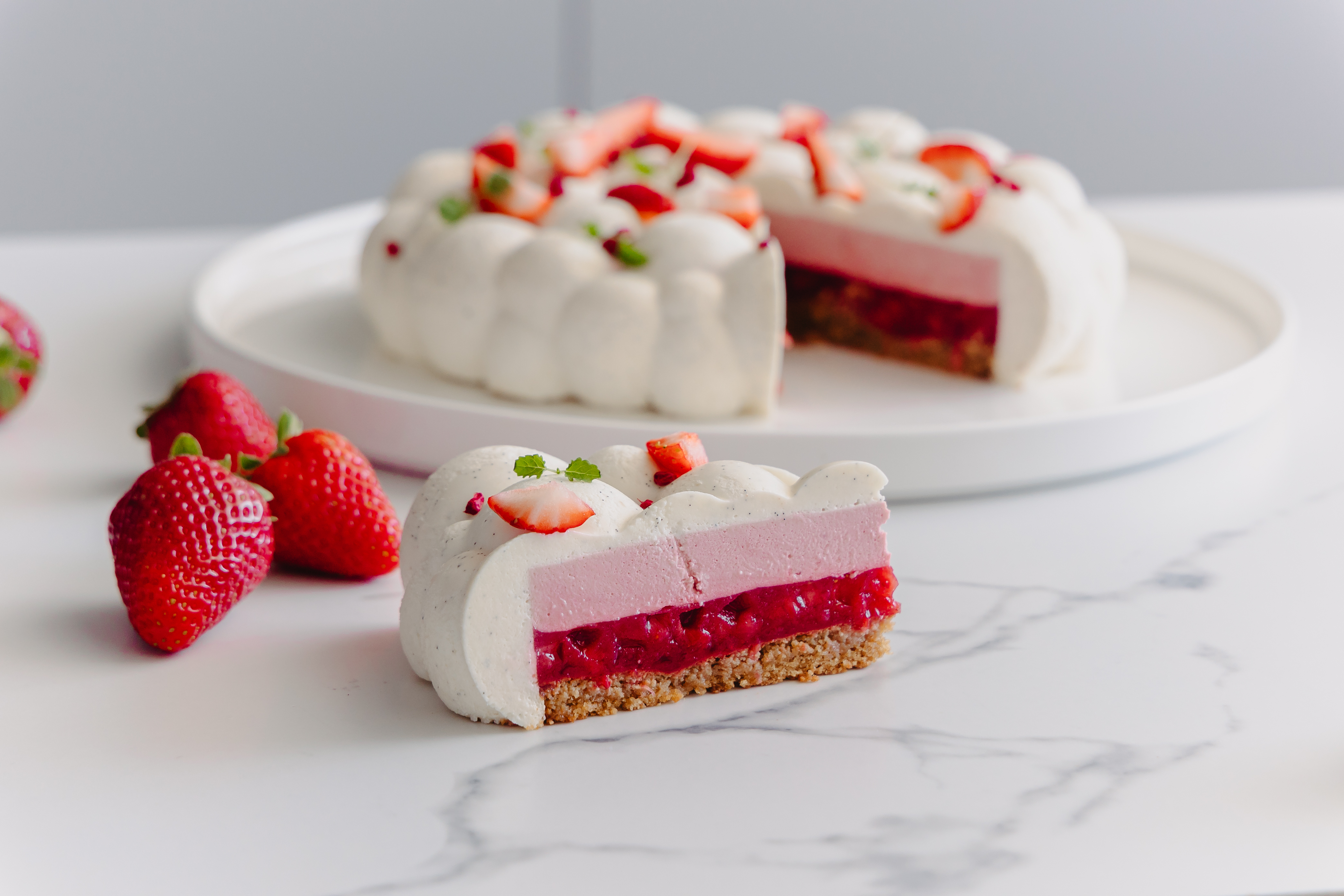 Mousse with strawberries and vanilla