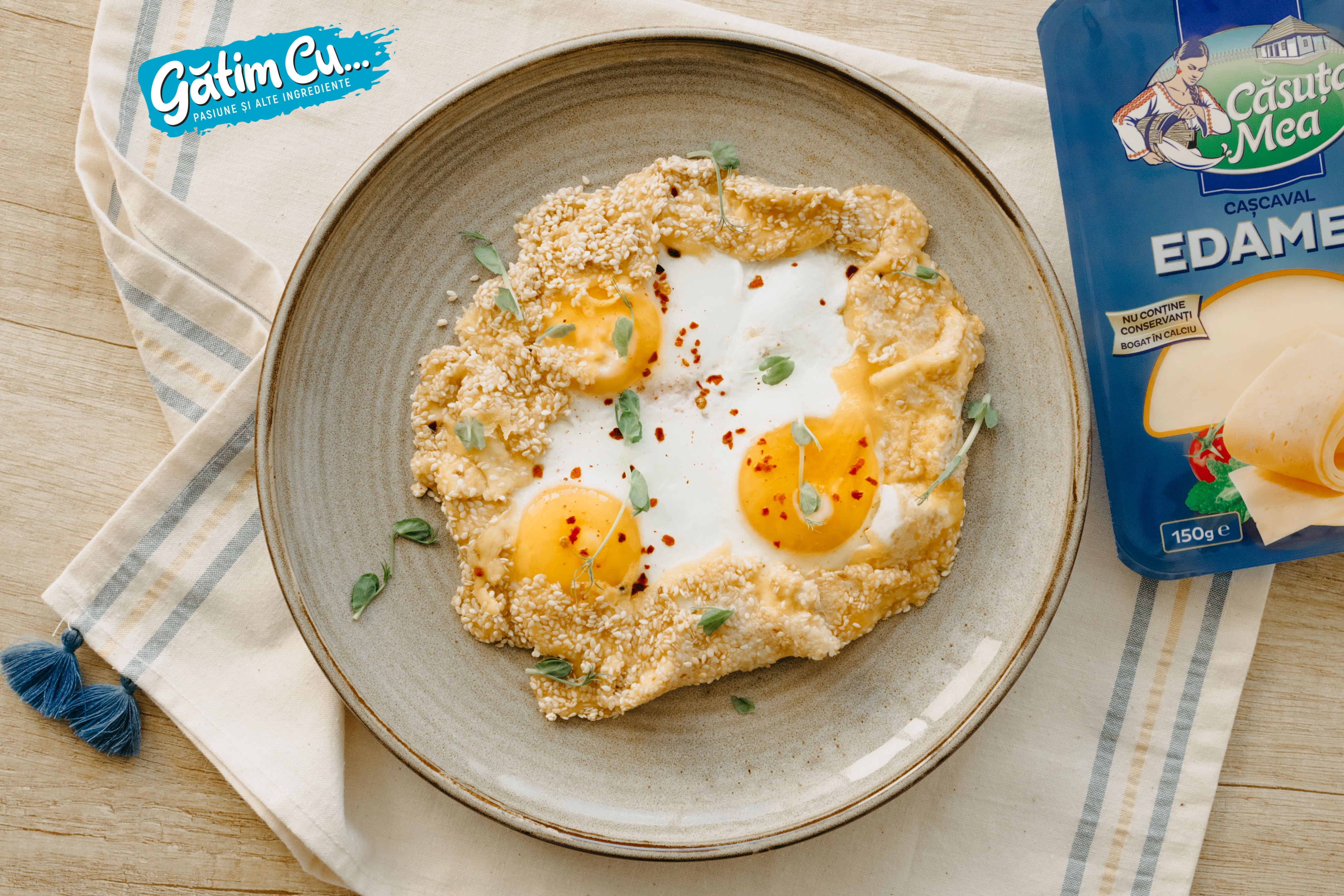 Яичница с кунжутом и сыром