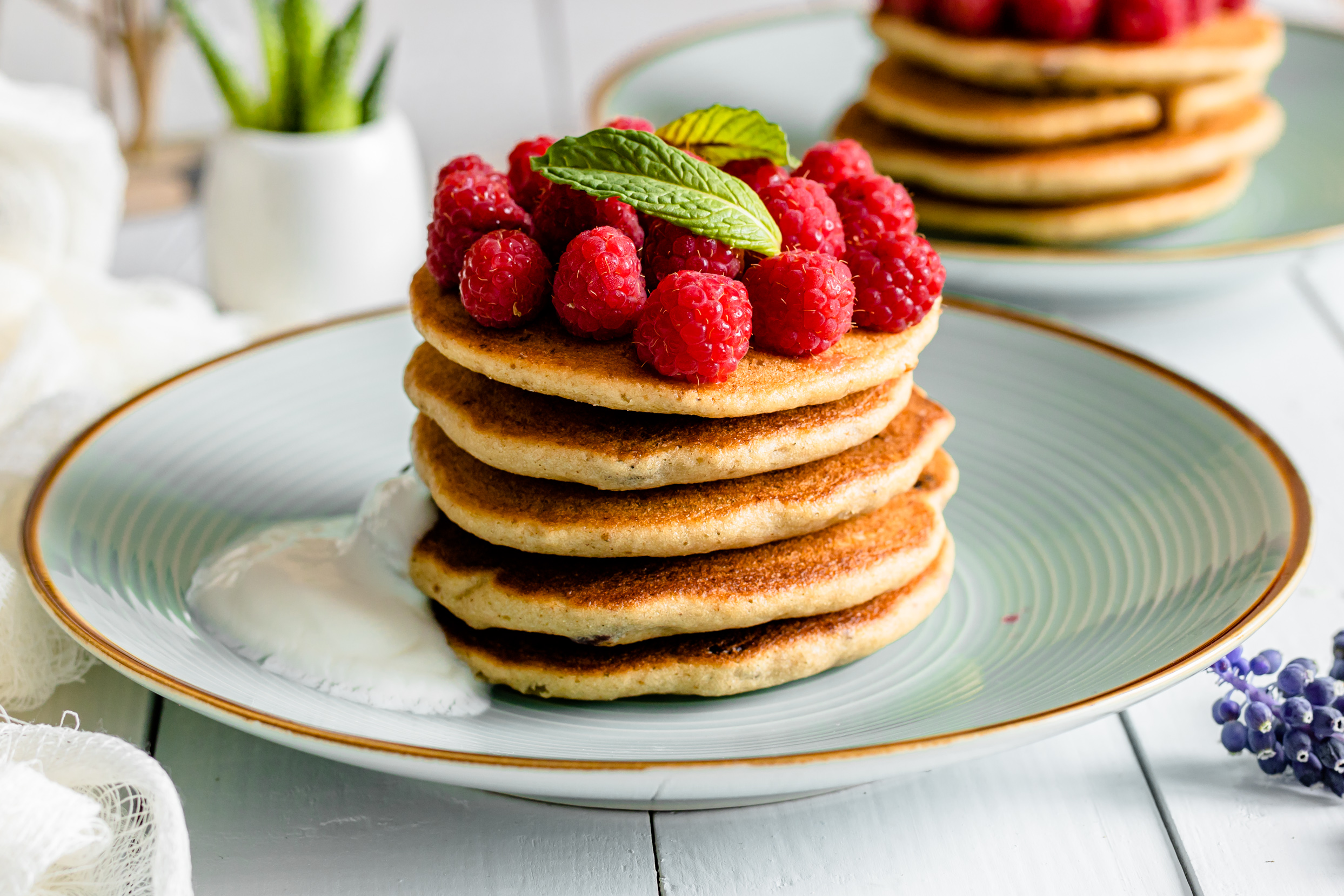 Оладьи с бананами и ягодами