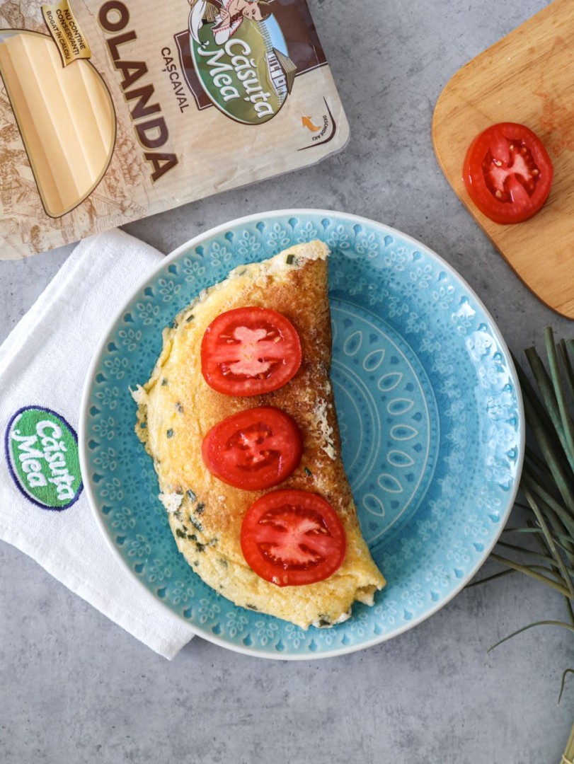 Пышный омлет с сыром, зелёным луком и помидором