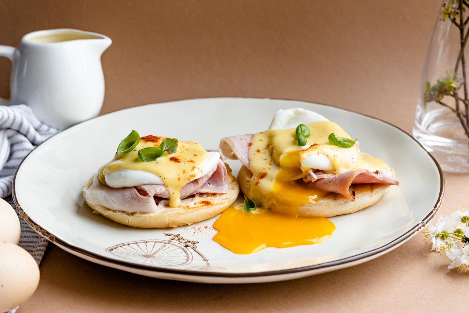 Яйца Бенедикт с голландским соусом