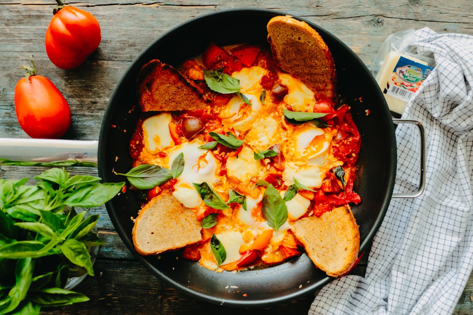 Яичница с моцареллой