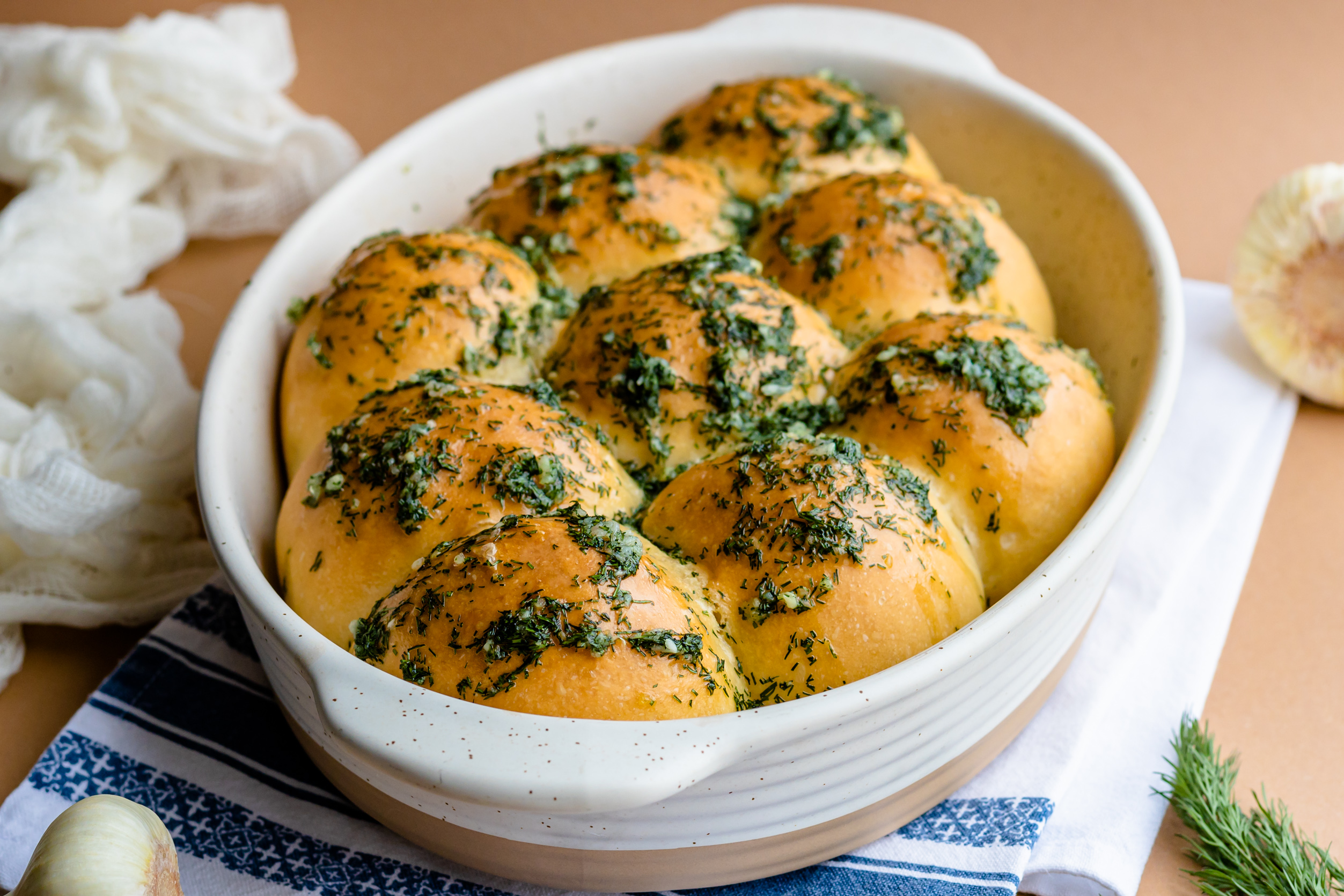 Шпроты с чесноком