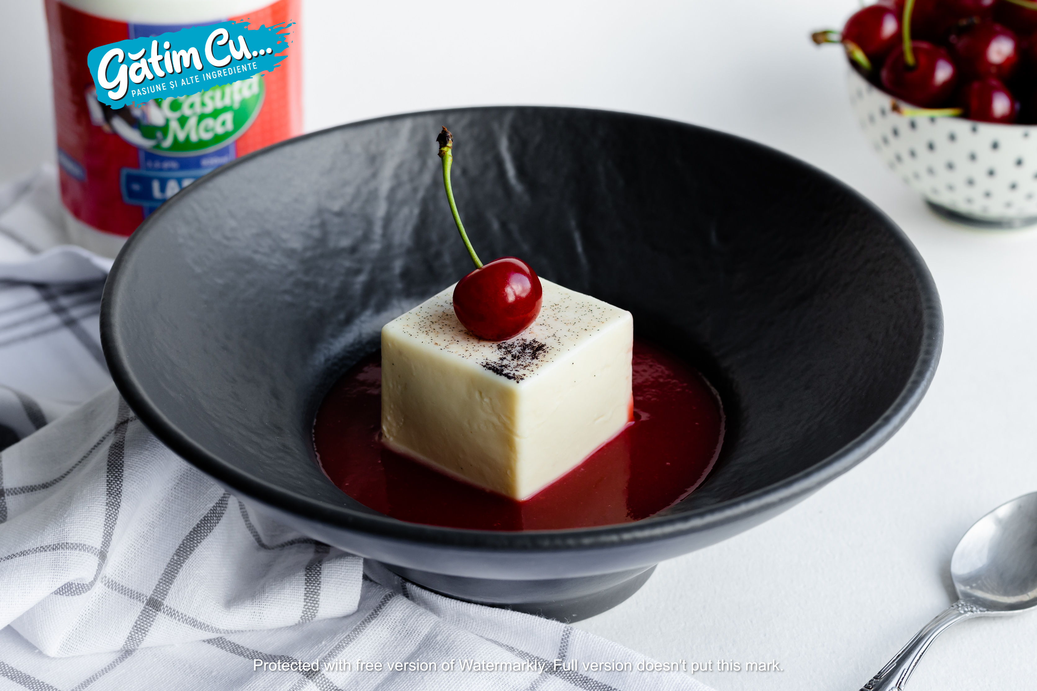 Панна котта с вишнёво-малиновым соусом