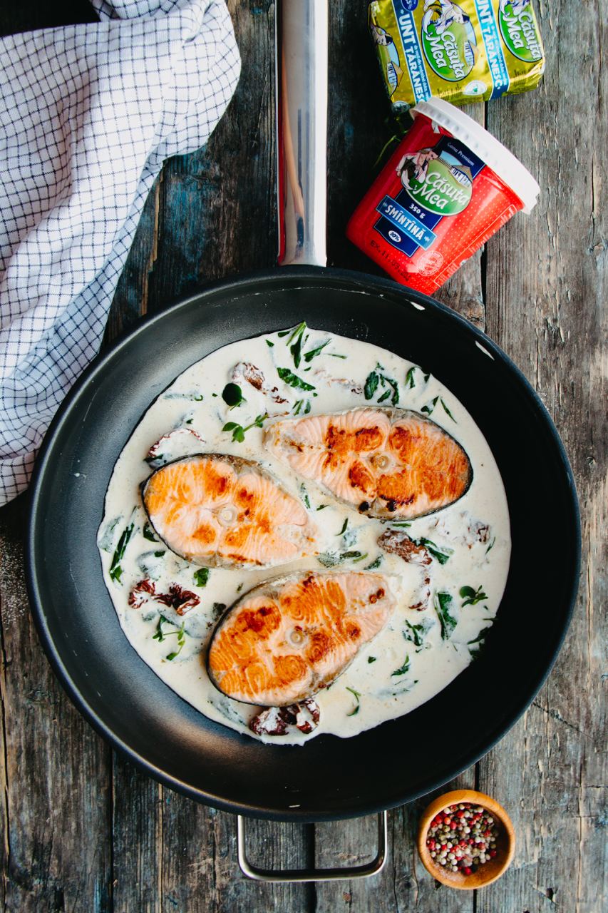 Сливочный лосось с вялеными томатами