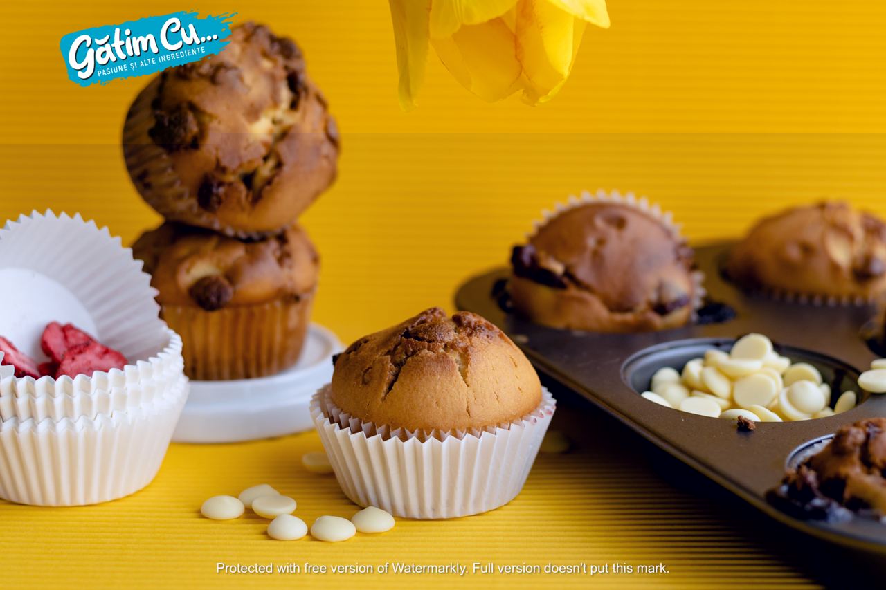 Маффины с белым шоколадом и клубничным джемом