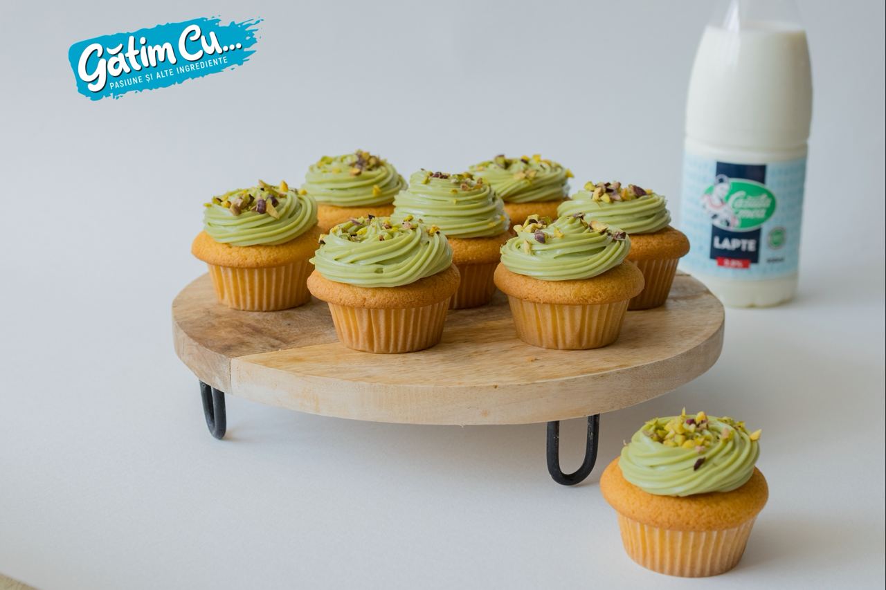 Кексы с кремом из клубники и кремом из фисташек.