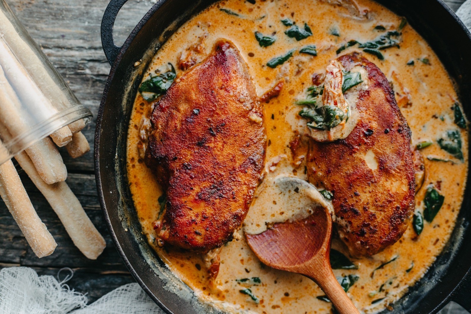 Куриная грудка в сливочном соусе со шпинатом и вялеными томатами