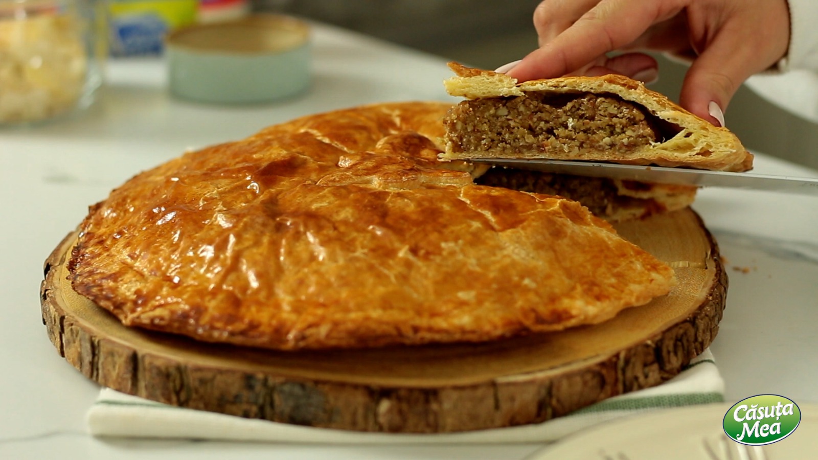 Пирог с начинкой из грецких орехов