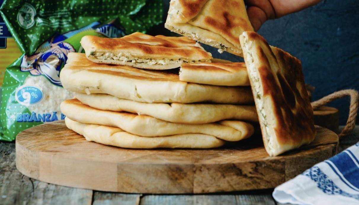 Плацынды с творогом и зеленью на сковороде