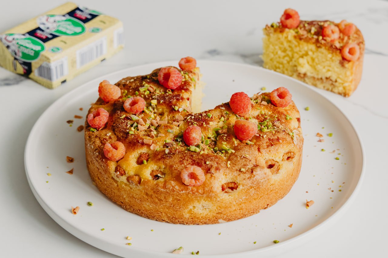 Торт с малиной и кокосом