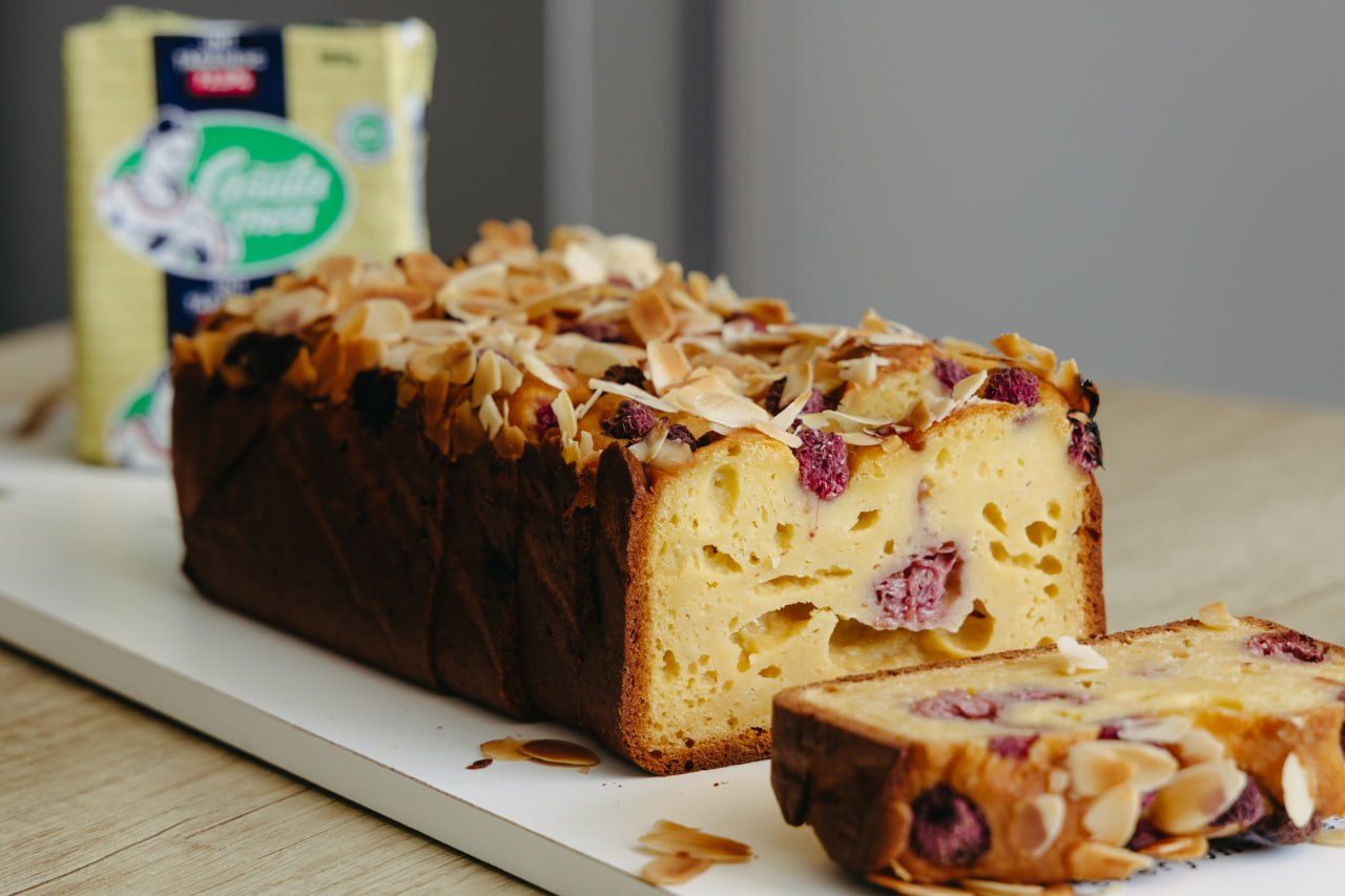 Пирог с малиной и миндальной мукой