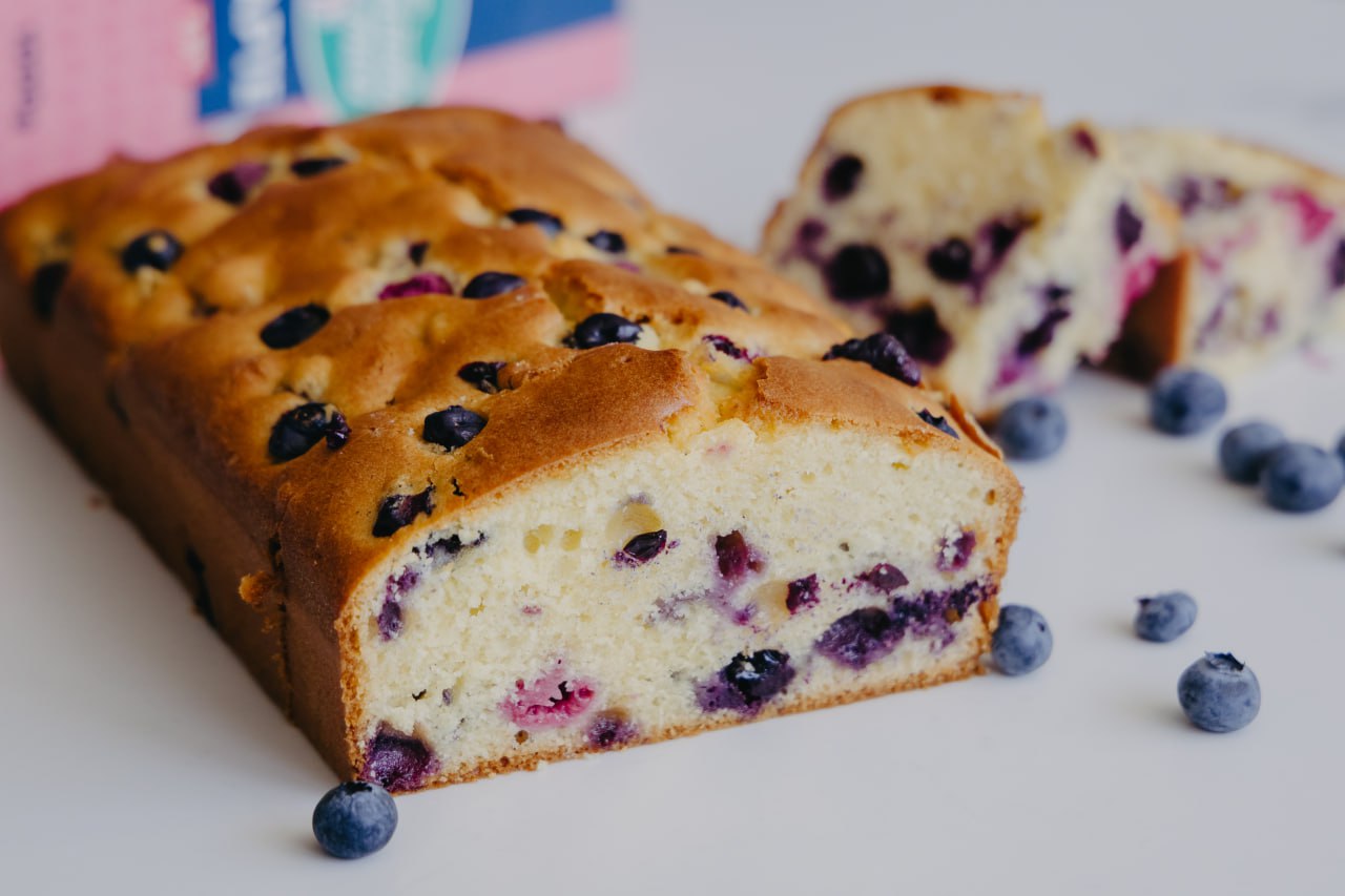 Пышный торт с черникой и малиной.