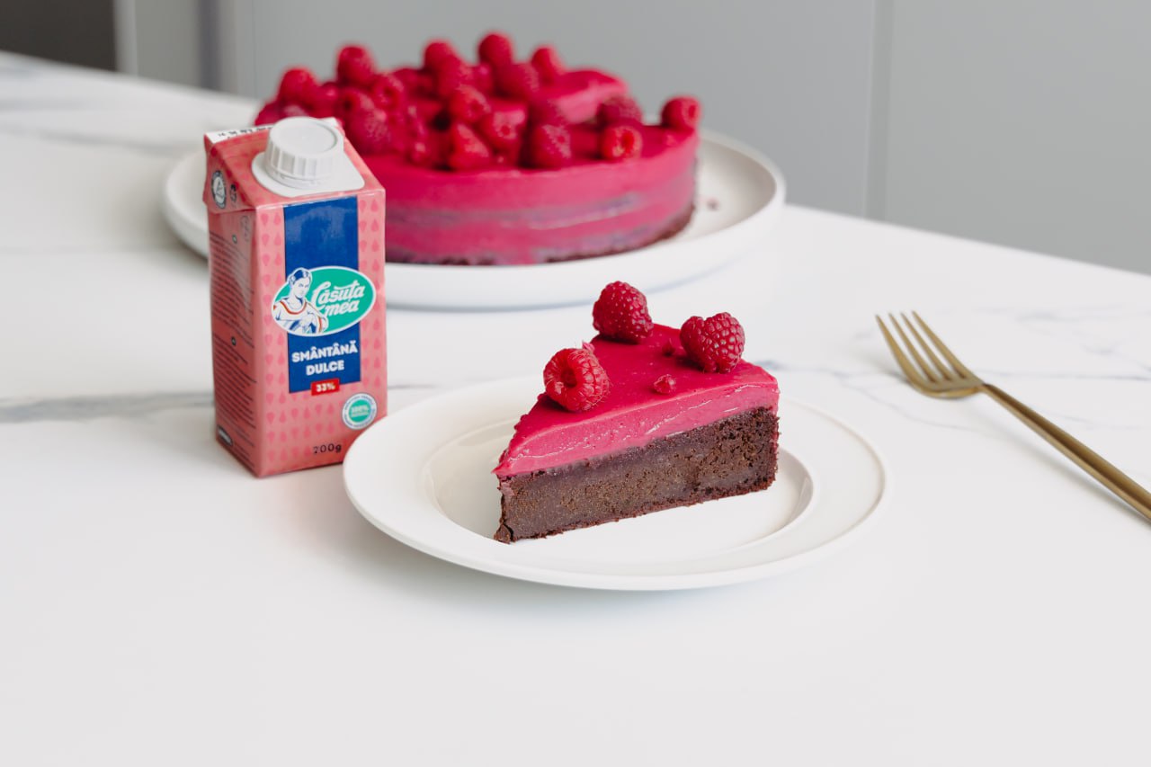 Влажный торт с шоколадом и малиной