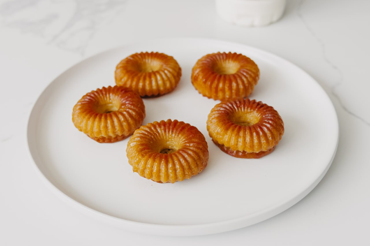 Пирожные с молоком и ромом.