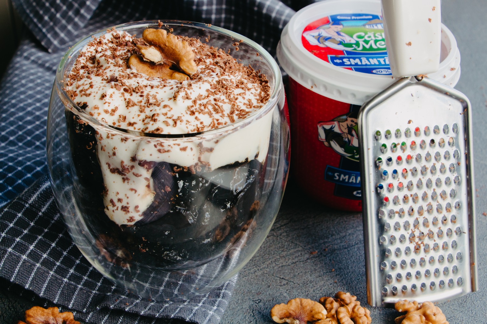 Plums stuffed with walnuts and sour cream