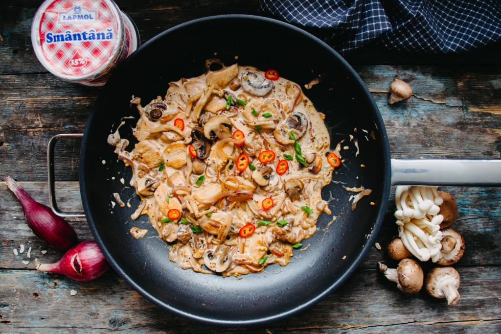 Цыпленок в сливках с грибами и горчицей