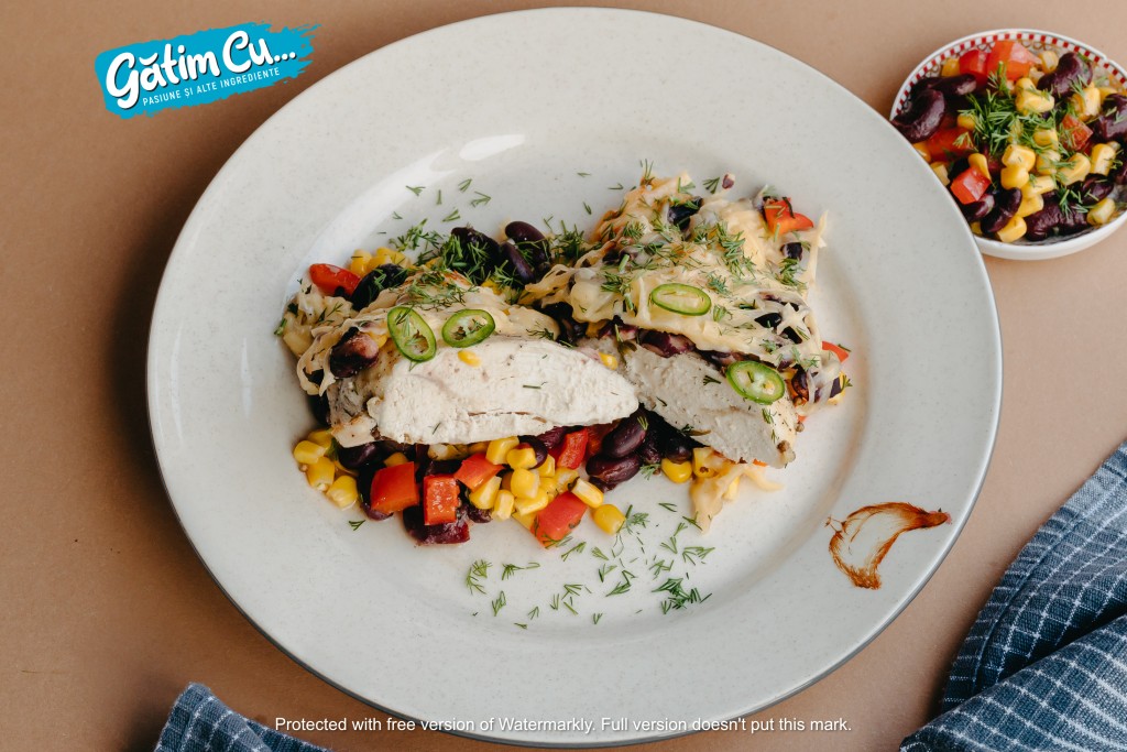 Курица запеченная с овощами и сыром