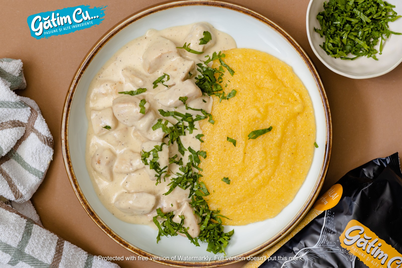 Курица со сметаной и мамалыгой