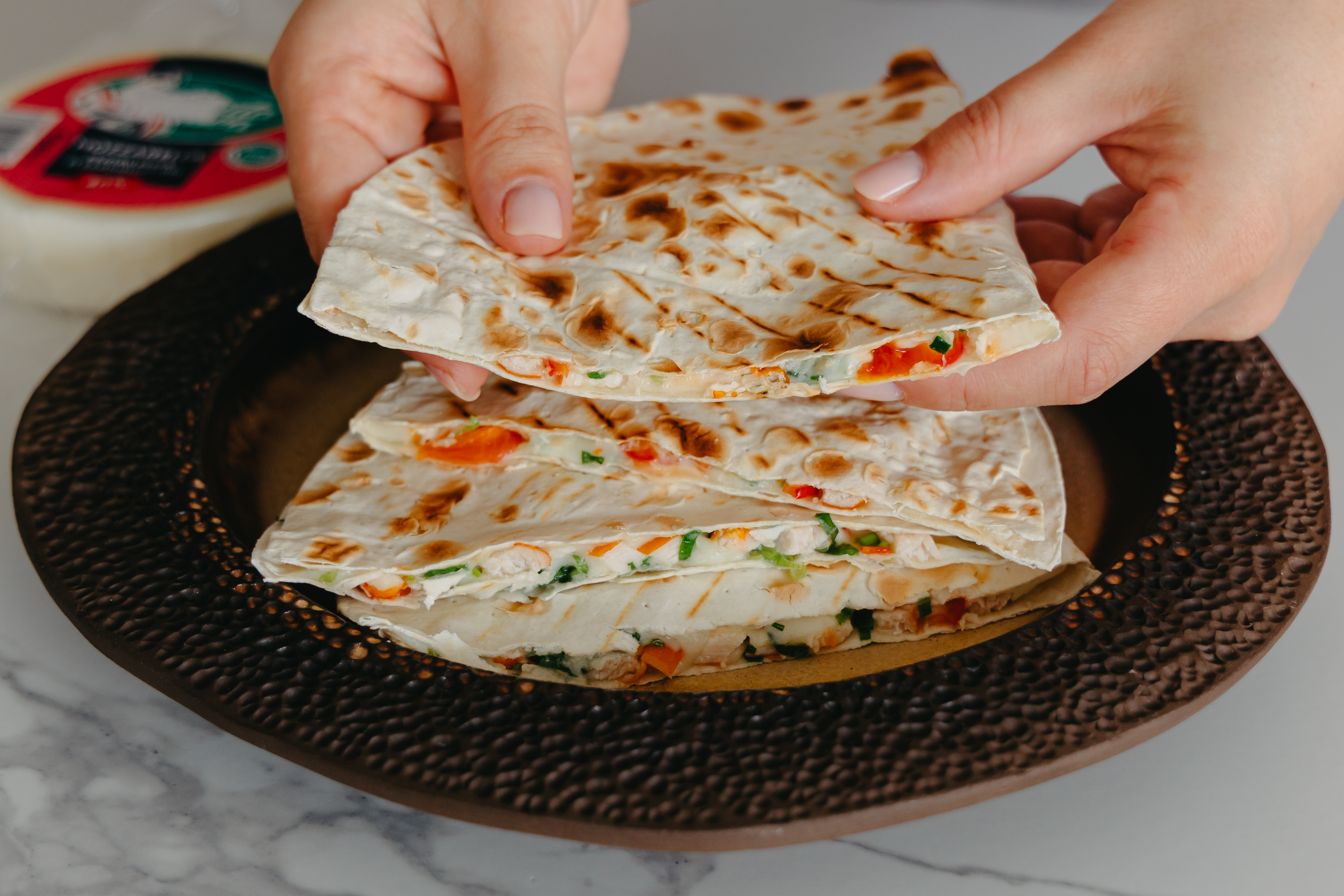 Кесадилья с ветчиной и моцареллой.