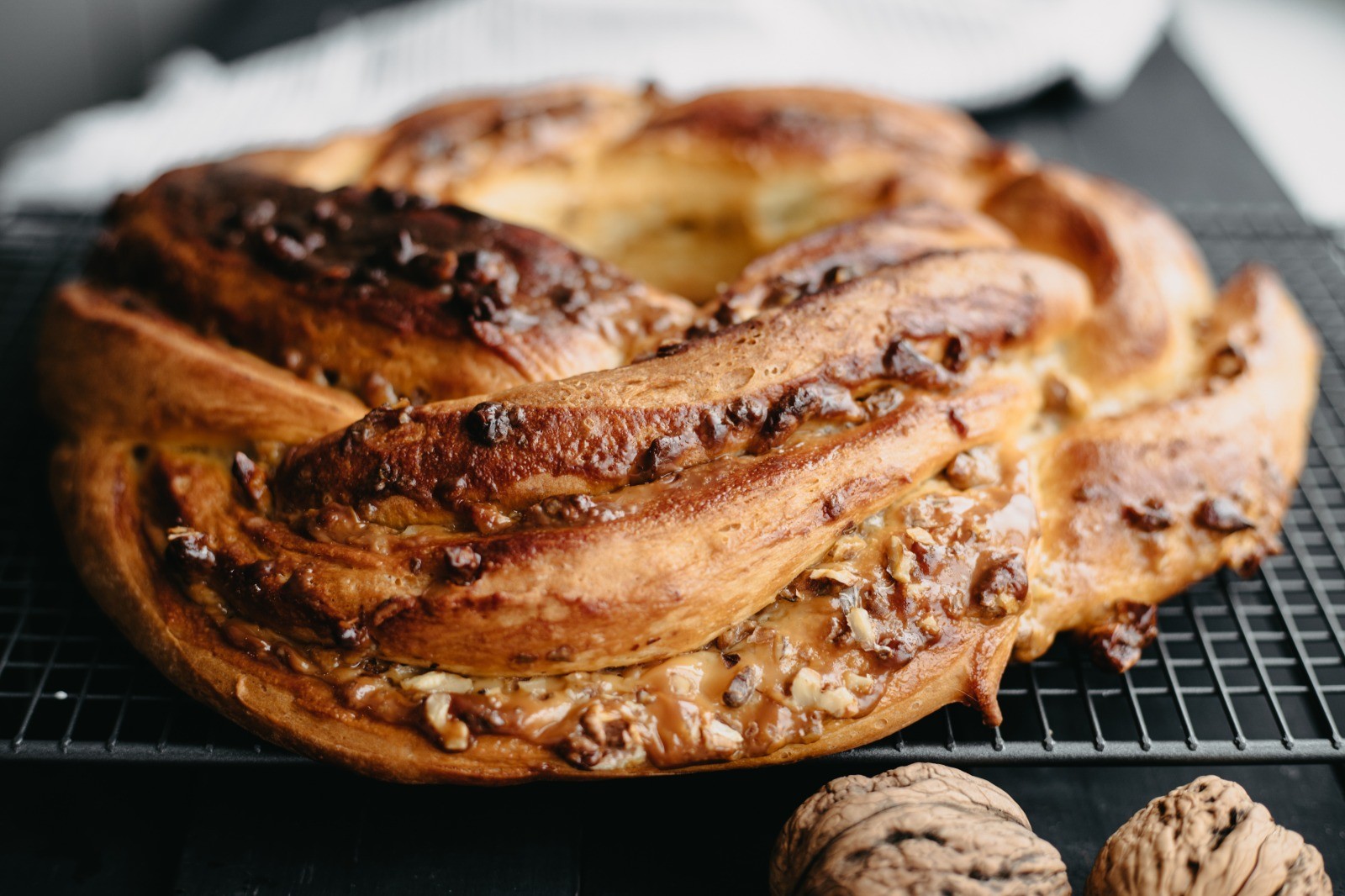 Рулет со сгущенкой и орехами