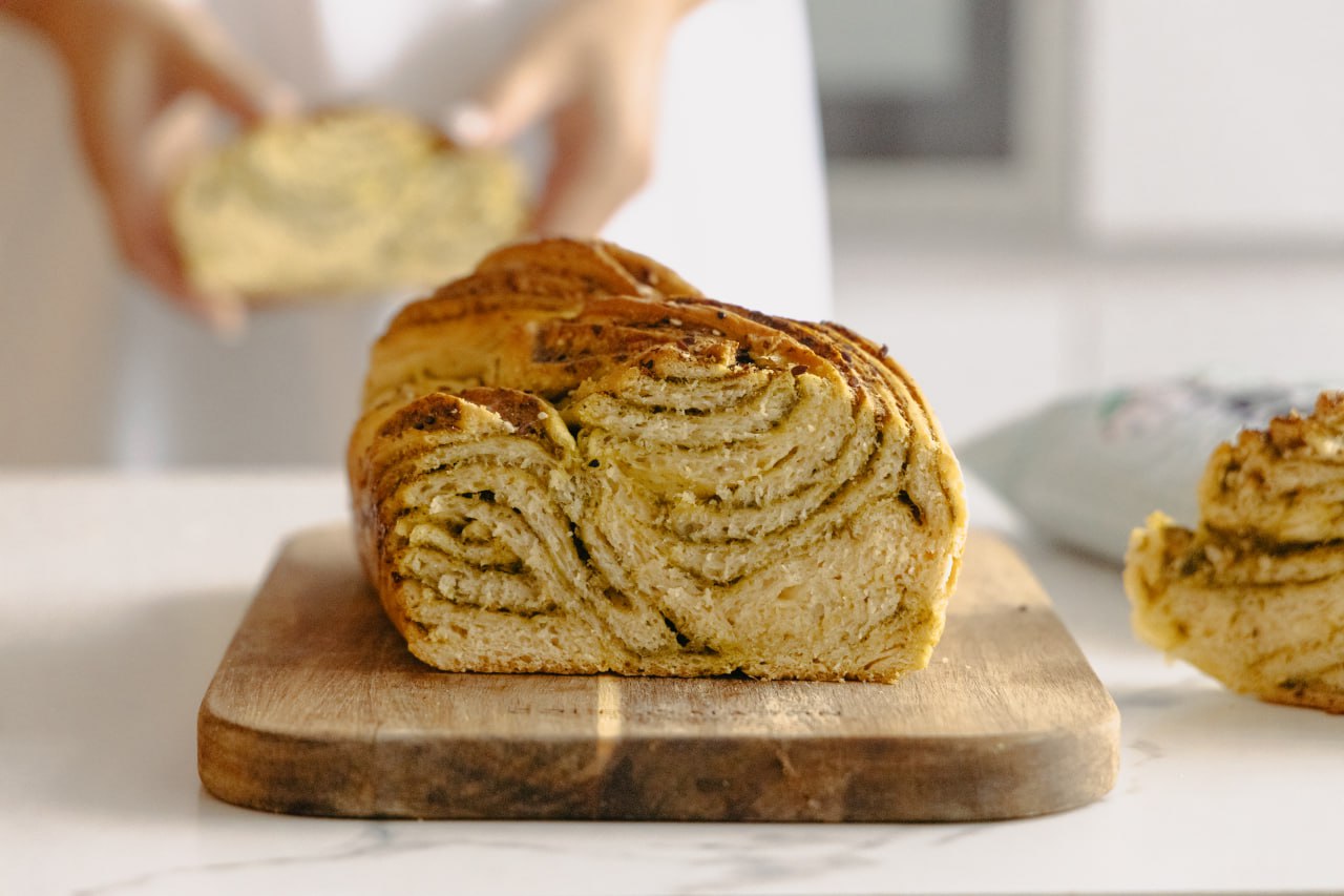 Рулет с соусом песто и сыром