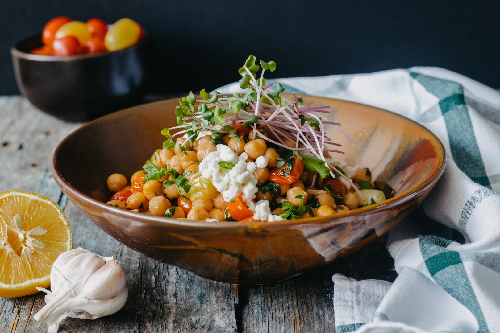 Warm salad with chickpeas and grain cottage cheese