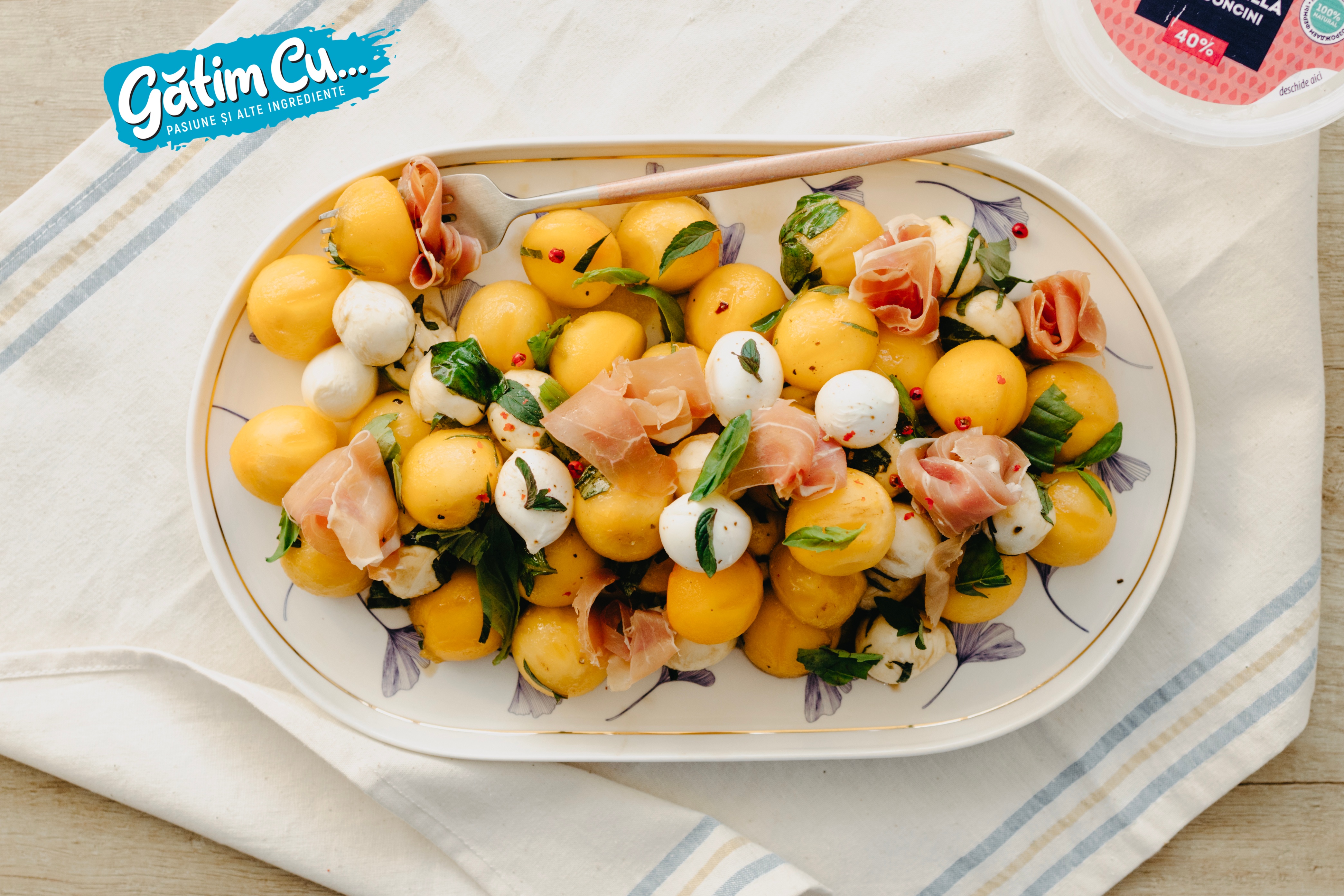 Салат Капрезе с хурмой и моцареллой