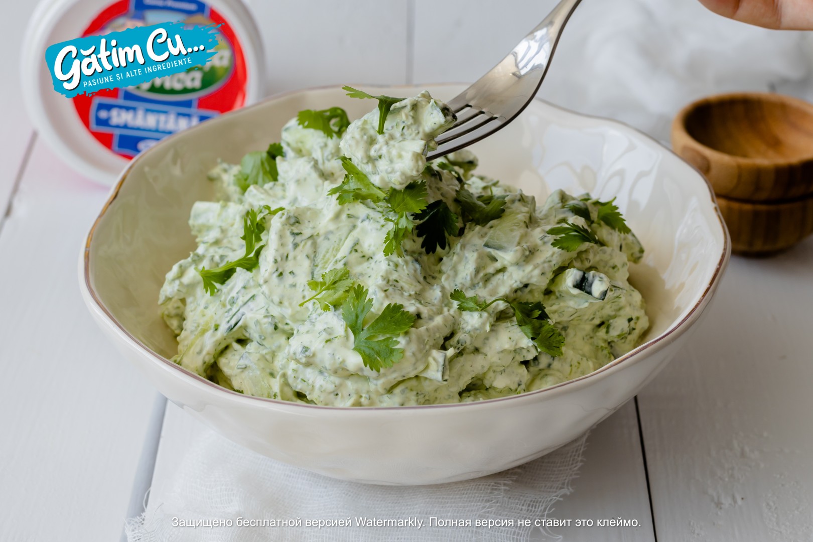 Салат с огурцами и заправкой из сметаны с кориандром