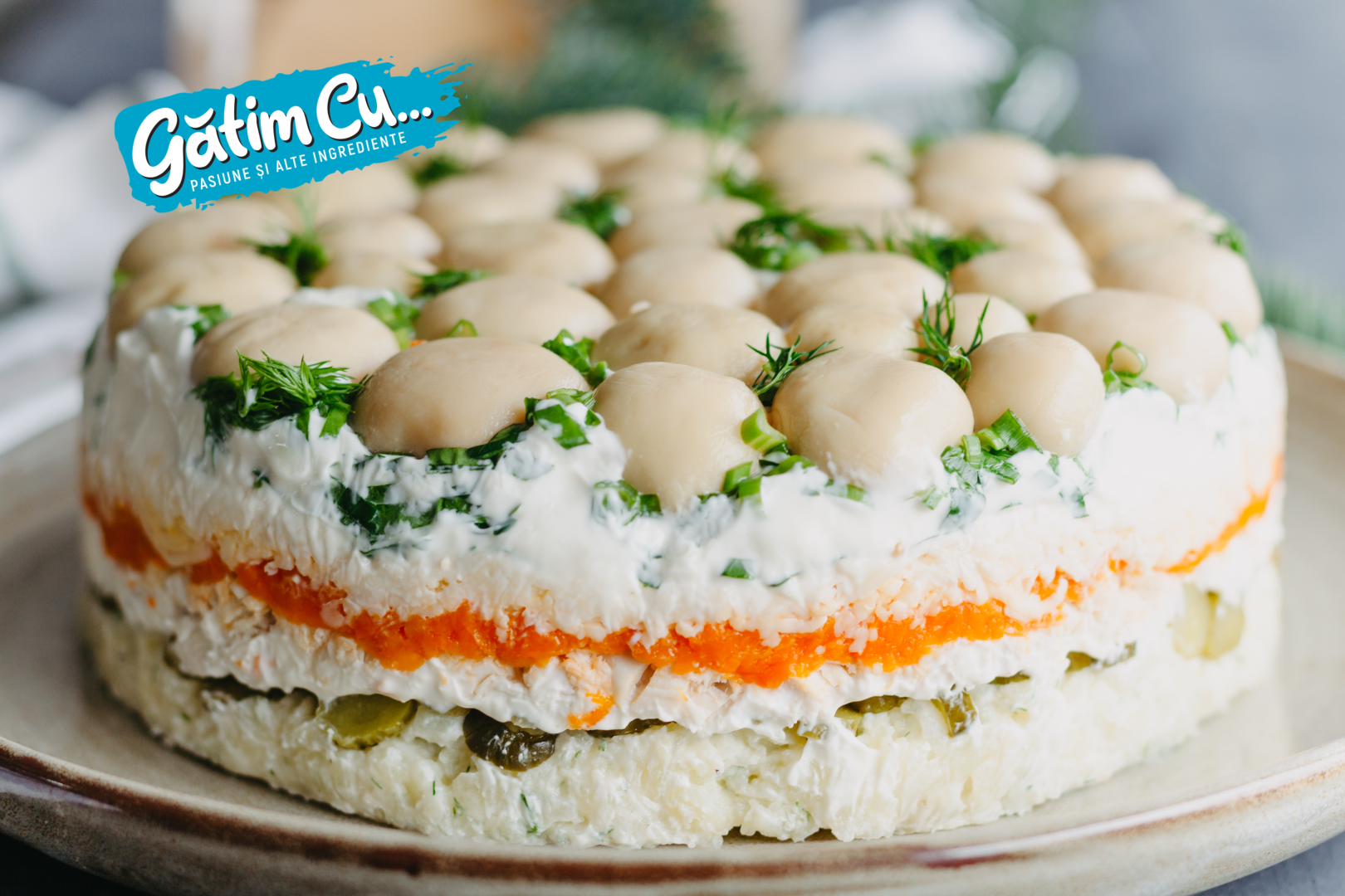 Слоеный салат с курицей и грибами